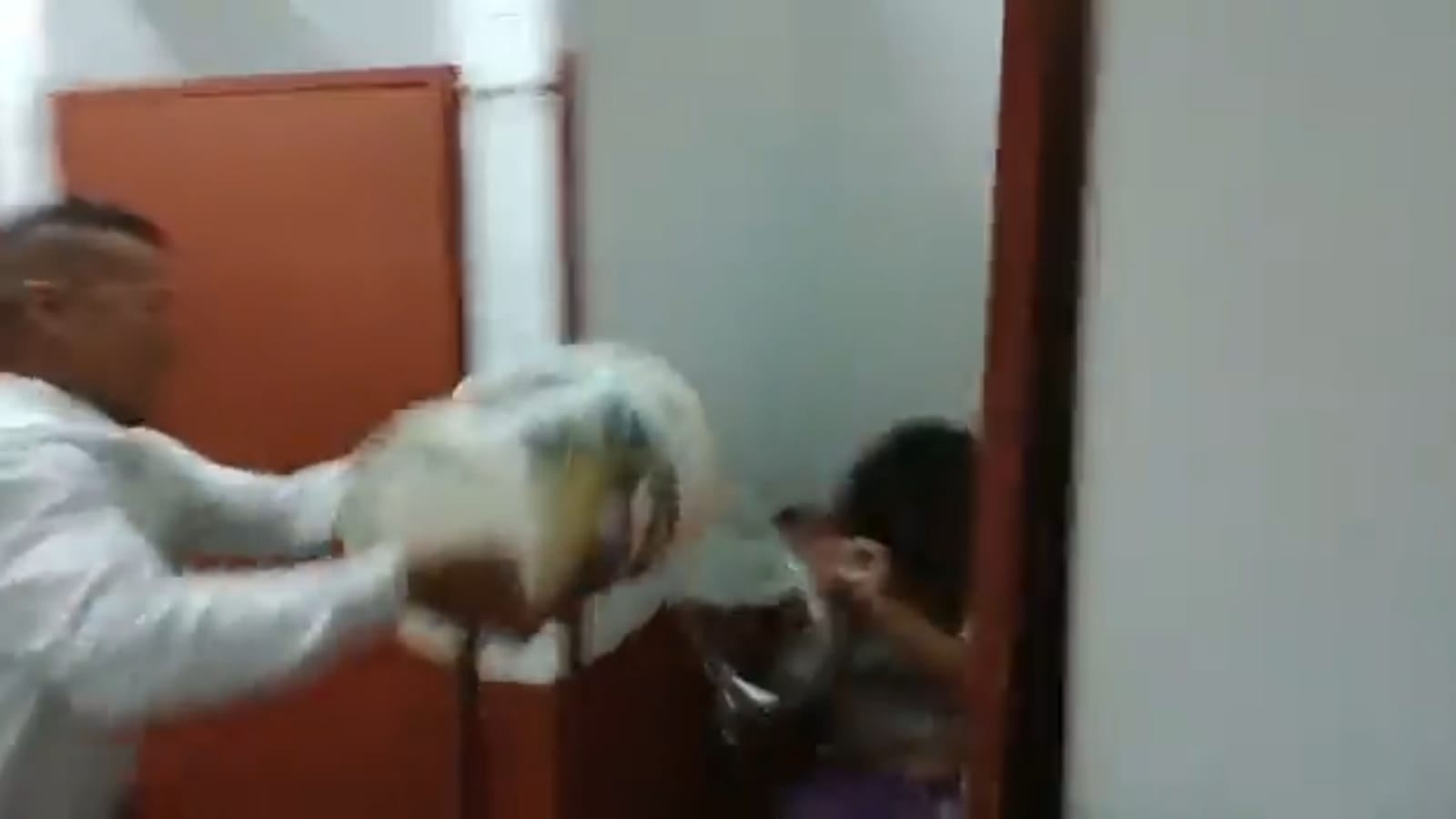 Despiden a dos vigilantes por arrojar agua a una mujer en un baño de Cali