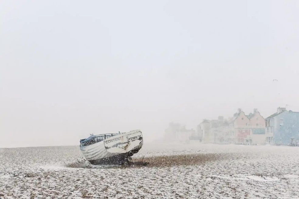 Categoría Vista Costera
Daniel Ruffles cuenta que "esta es una composición un poco clásica del barco solitario 'Content' en Aldeburgh. La nieve simplemente añade algo pictórico a la imagen y suaviza los colores de las propiedades costeras”.