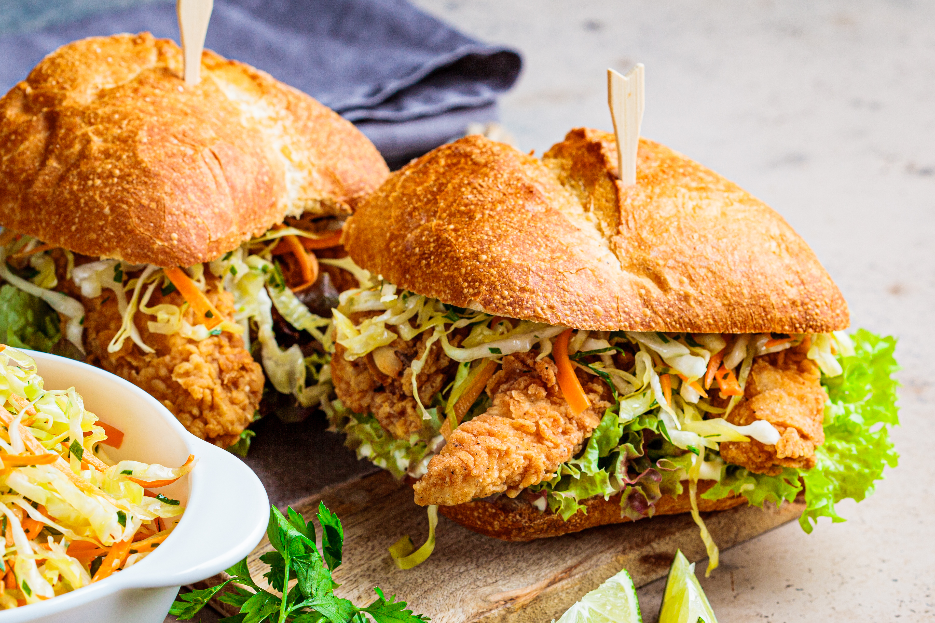 Sándwich de pollo crujiente con ensalada César