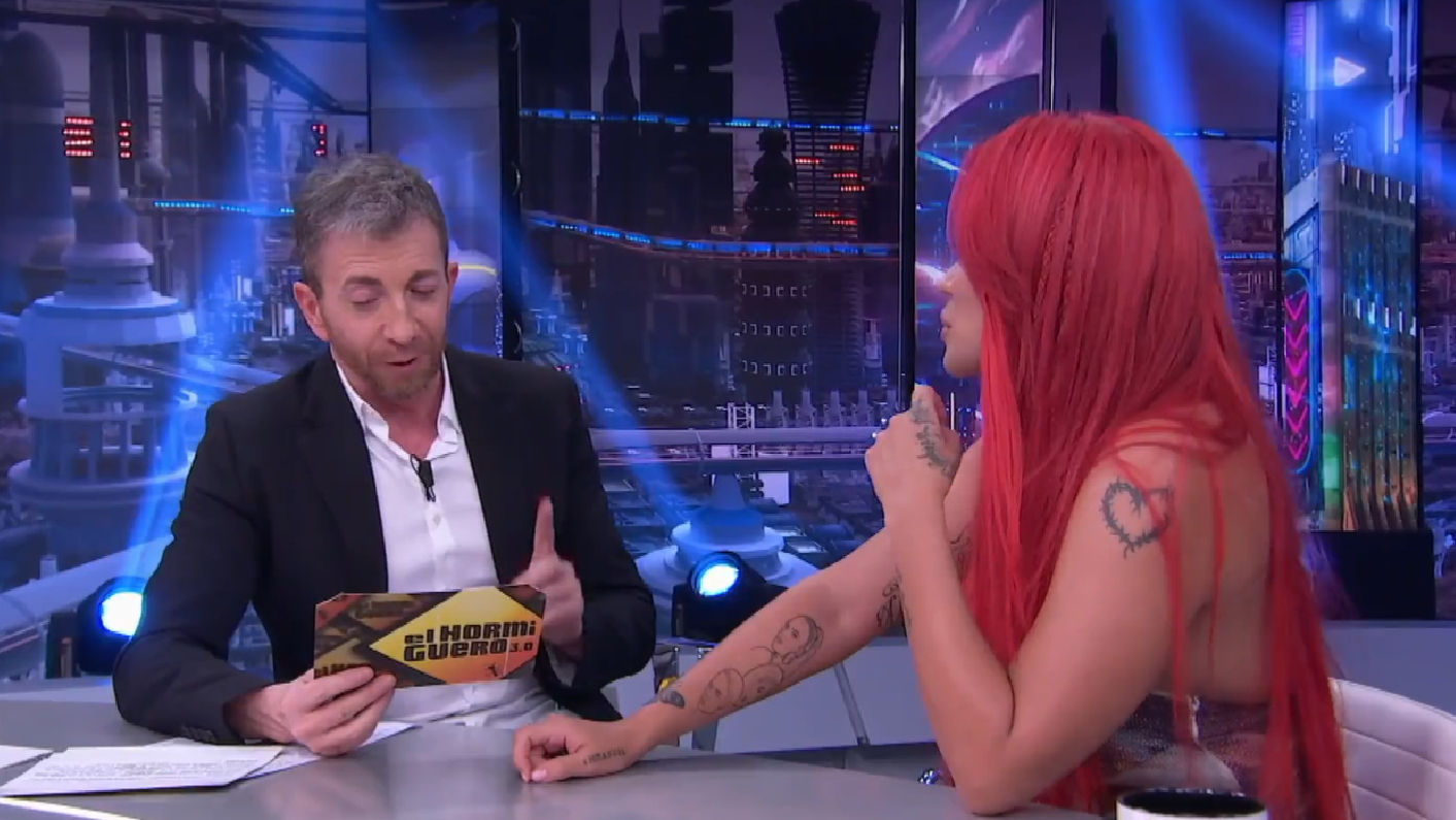 Video: Periodista confundió a Karol G con otra cantante y su reacción se viralizó