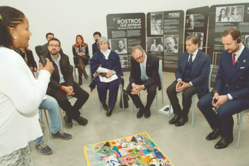 Emotivo encuentro de víctimas del conflicto con el príncipe de Noruega