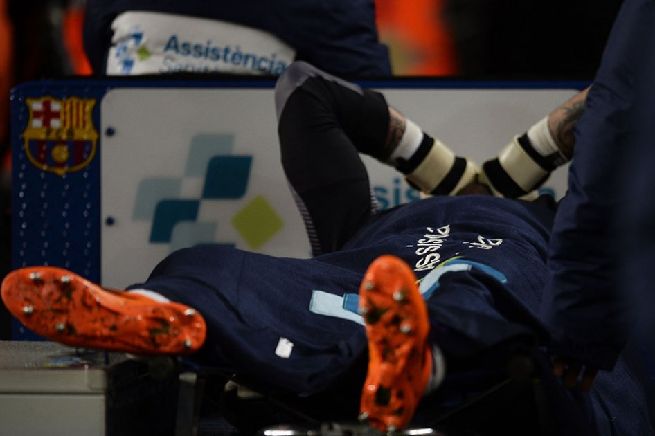 Víctor Valdés, operado con éxito, estará fuera de las canchas por siete meses