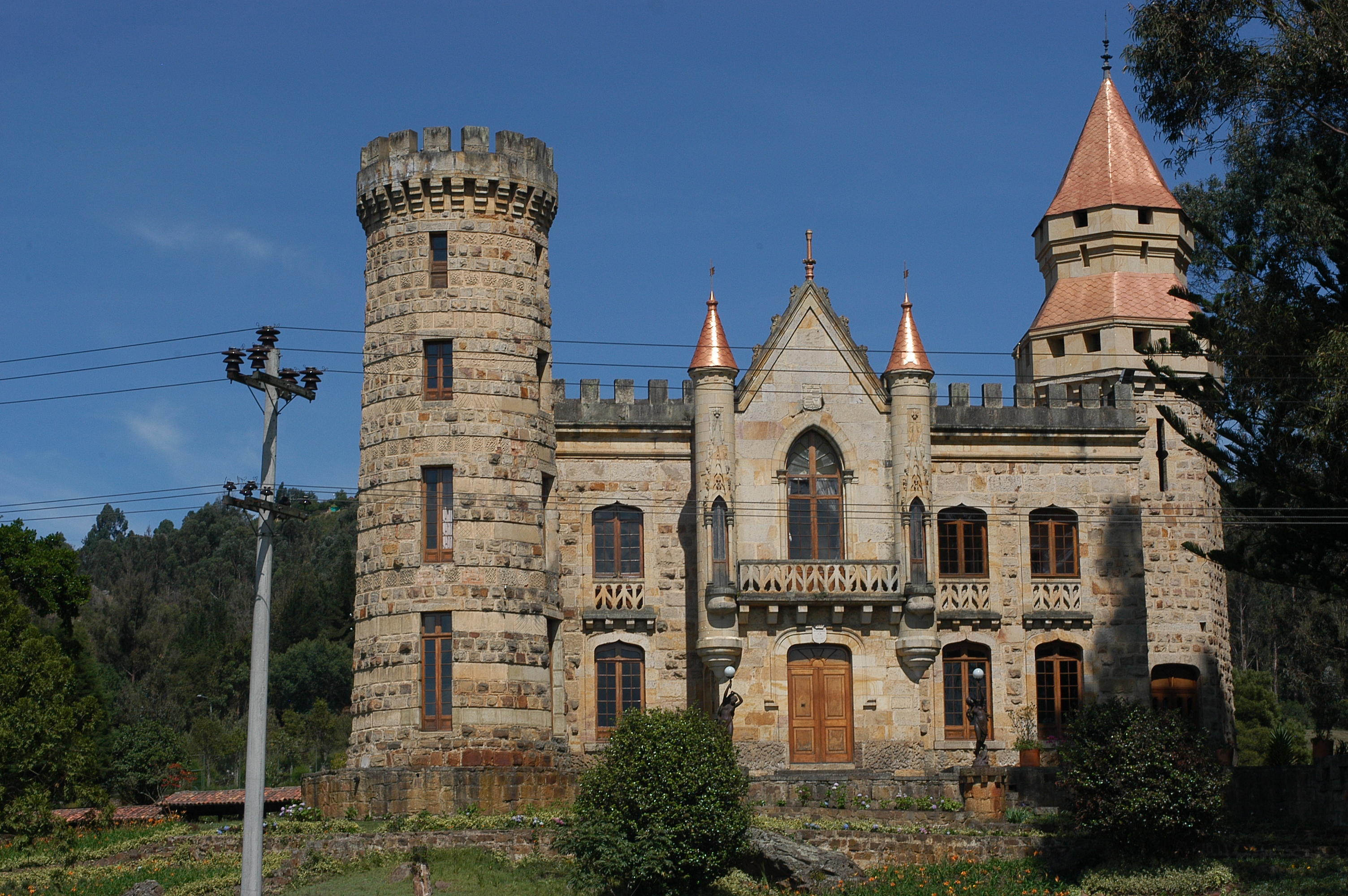 De casino y casa de narco, hasta una universidad: la historia del castillo Marroquín