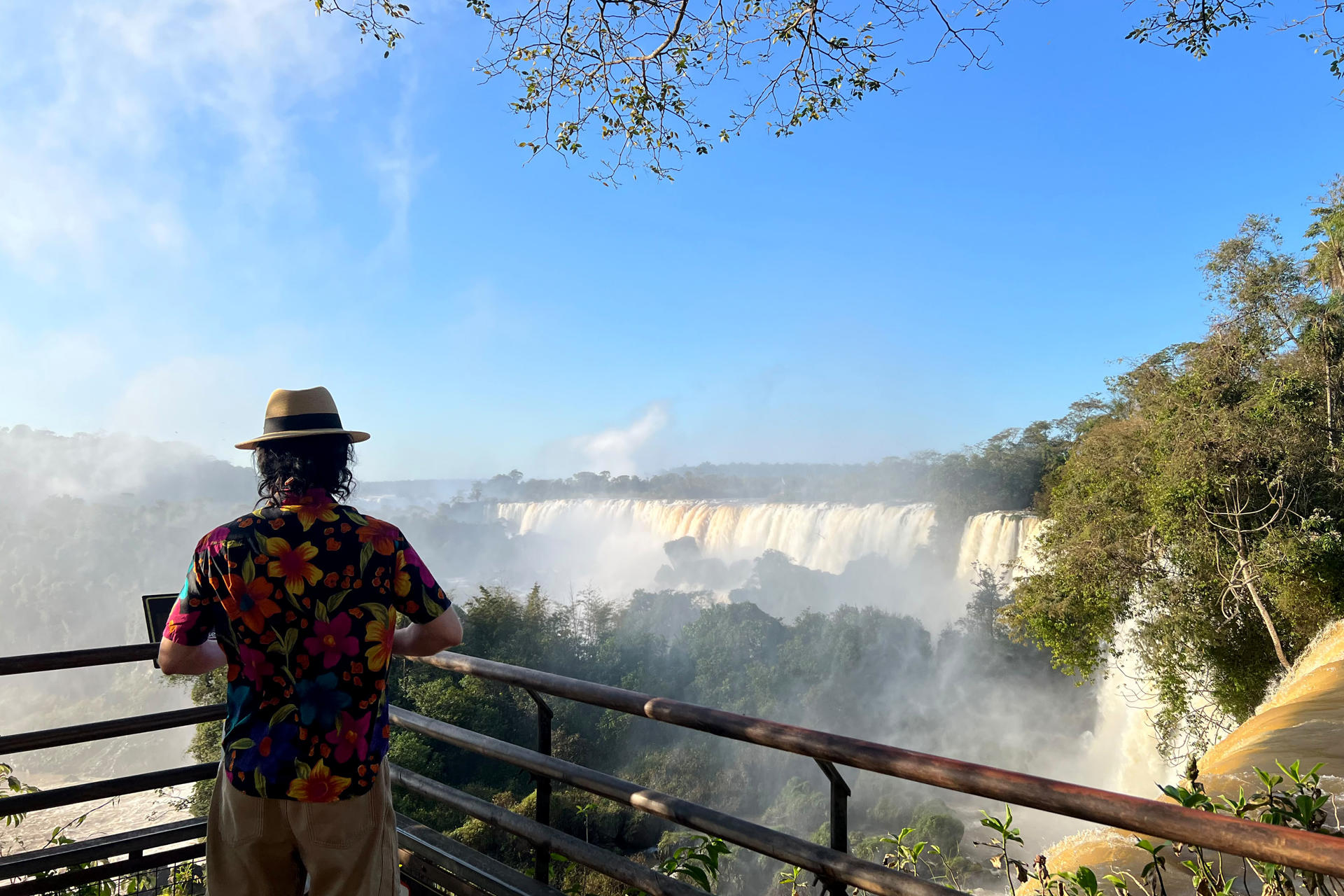 AME5654. PUERTO IGUAZÚ (ARGENTINA), 03/08/2026.- Fotografía cedida por la Dirección de Parques Nacionales de Argentina que muestra una persona al interior del Parque Nacional Iguazú este lunes, en Puerto Iguazú (Argentina). El Parque Iguazú, que protege las Cataratas, cerró de forma preventiva la pasarela de acceso a la imponente Garganta del Diablo ante las proyecciones para septiembre de una fuerte crecida del caudal del río Iguazú por el fenómeno climático de El Niño. EFE/ Dirección de Parques Nacionales de Argentina /SOLO USO EDITORIAL NO VENTAS /SOLO DISPONIBLE PARA ILUSTRAR LA NOTICIA QUE ACOMPAÑA (CRÉDITO OBLIGATORIO)