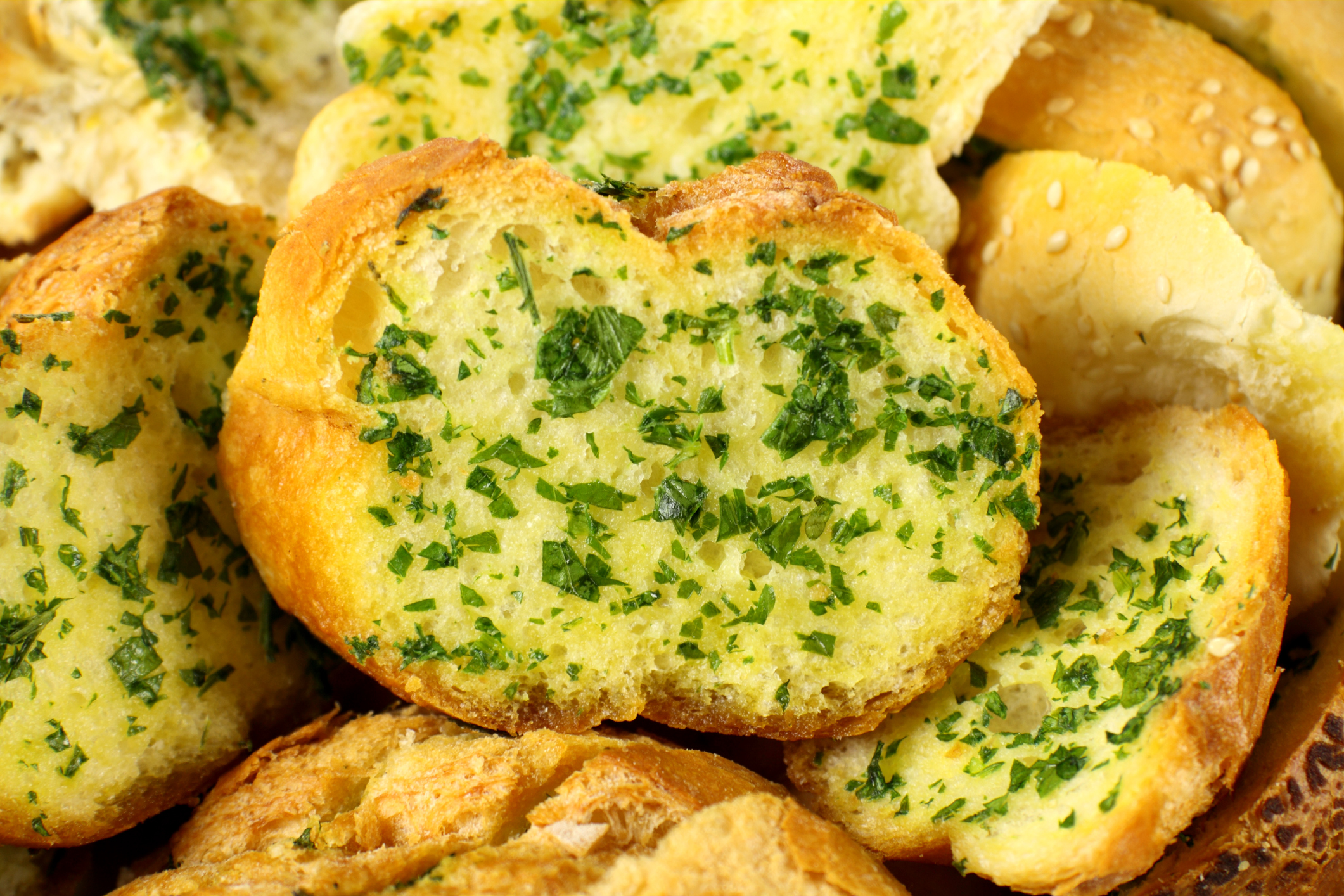 ¡A cualquier hora! prepara pan de ajo con queso