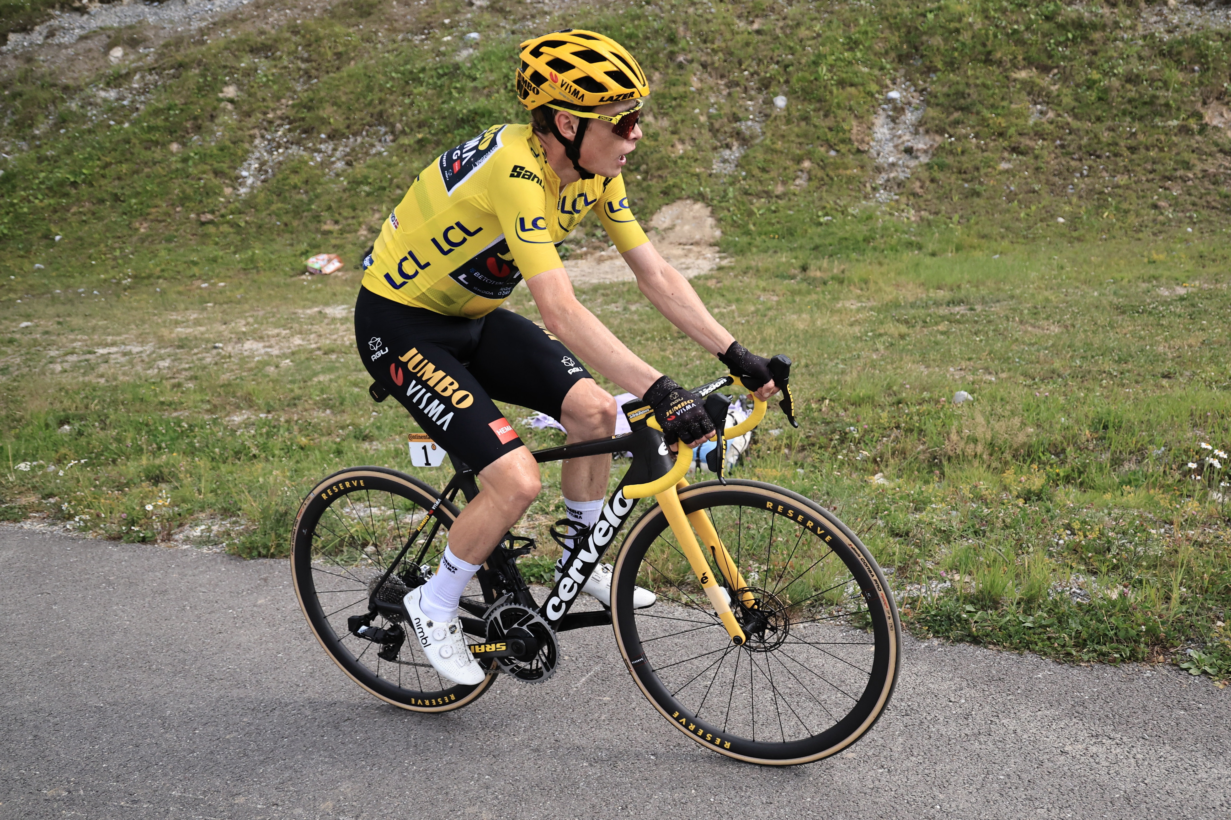 Courchevel (France), 19/07/2023.- Danish rider Jonas Vingegaard of team Jumbo-Visma in action during the 17th stage of the Tour de France 2023, a 166kms race from Saint-Gervais Mont-Blanc to Courchevel, France, 19 July 2023. (Ciclismo, Francia) EFE/EPA/CHRISTOPHE PETIT TESSON