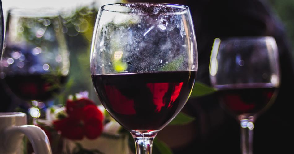 Tomar una copa de vino al día marca la diferencia