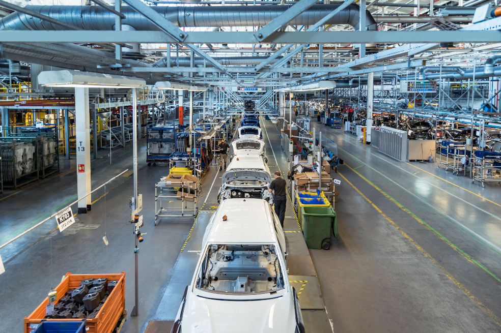 Trump advierte a líderes de la industria automotriz: prepárense