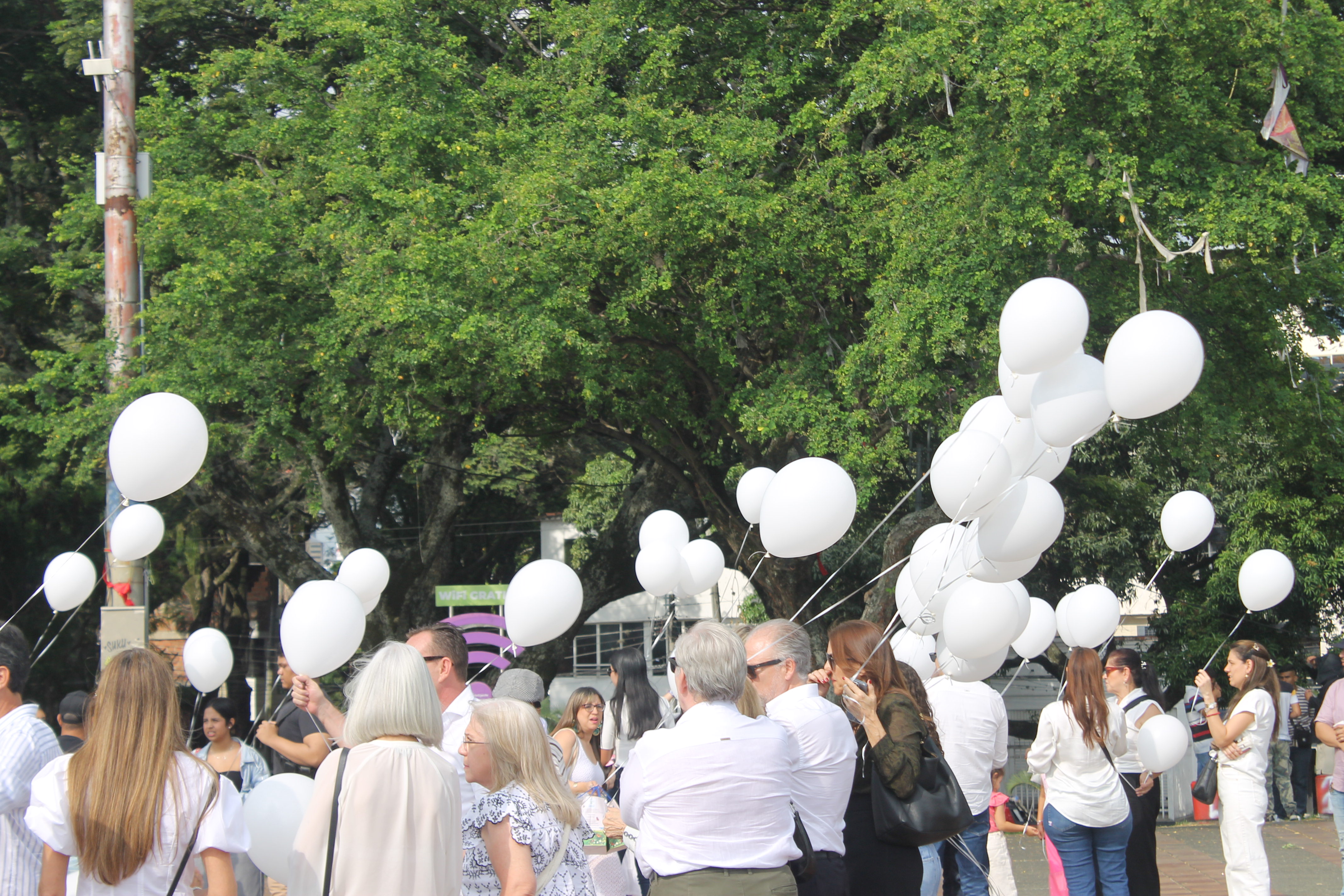 Familiares y amigos se reunieron en el Parque de las Banderas para rendir homenaje a la memoria de la joven que perdió la vida tras participar en un reto de licor en Cali.