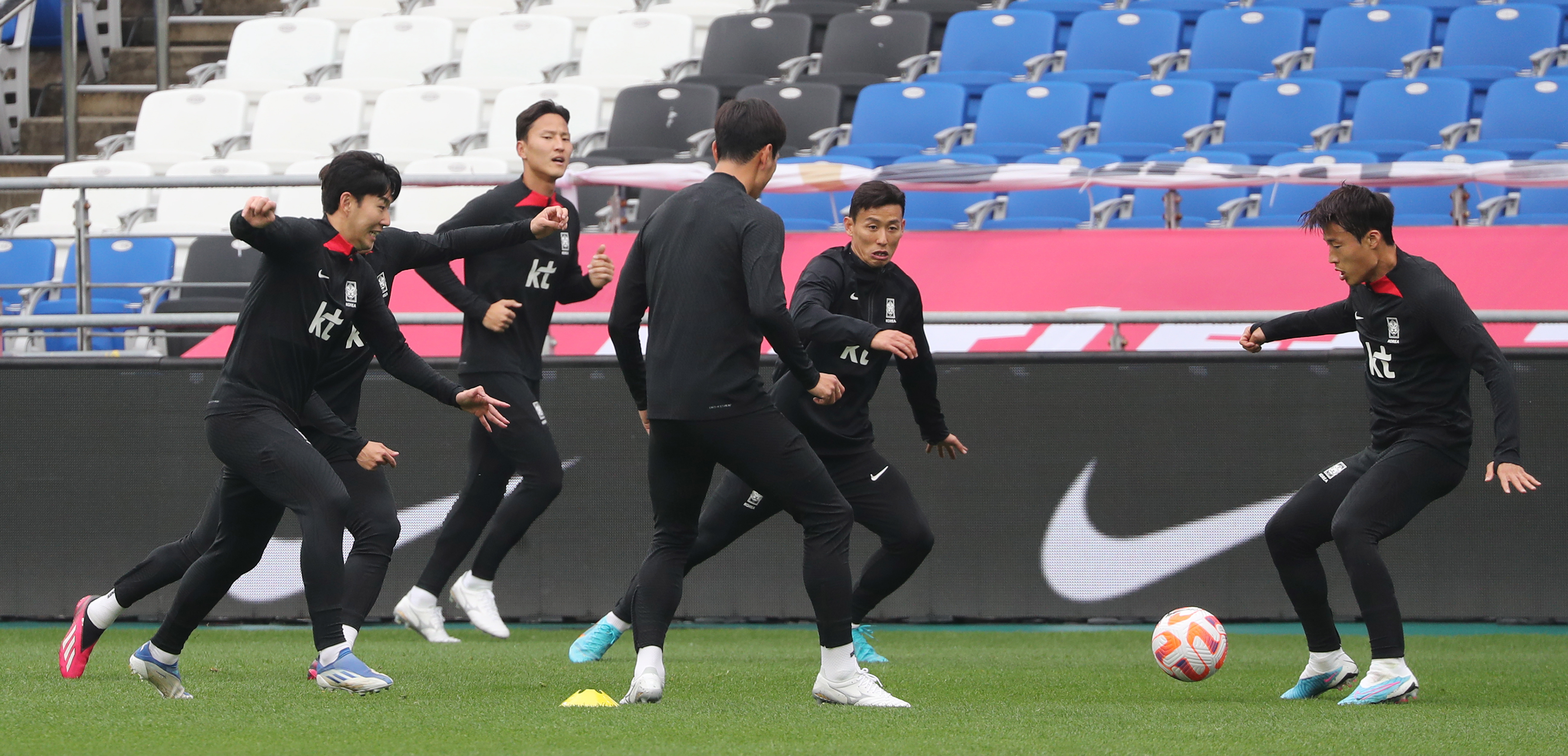 Ulsan (Korea, Republic Of), 23/03/2023.- South Korean players during a training session of the team at the Munsu World Cup Stadium in Ulsan, South Korea, 23 March 2023. The South Korean team will play friendly matches against Colombia and Uruguay on the 24th and 28th of March respectively. (Futbol, Amistoso, Mundial de Fútbol, Corea del Sur) EFE/EPA/YONHAP SOUTH KOREA OUT