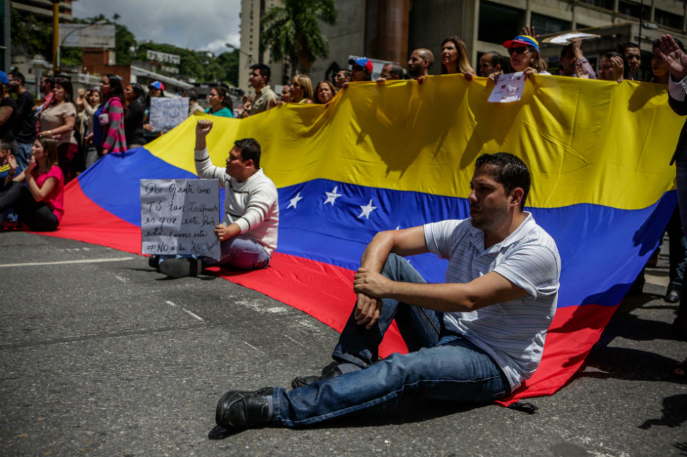 La oposición venezolana marcha por la libertad de expresión