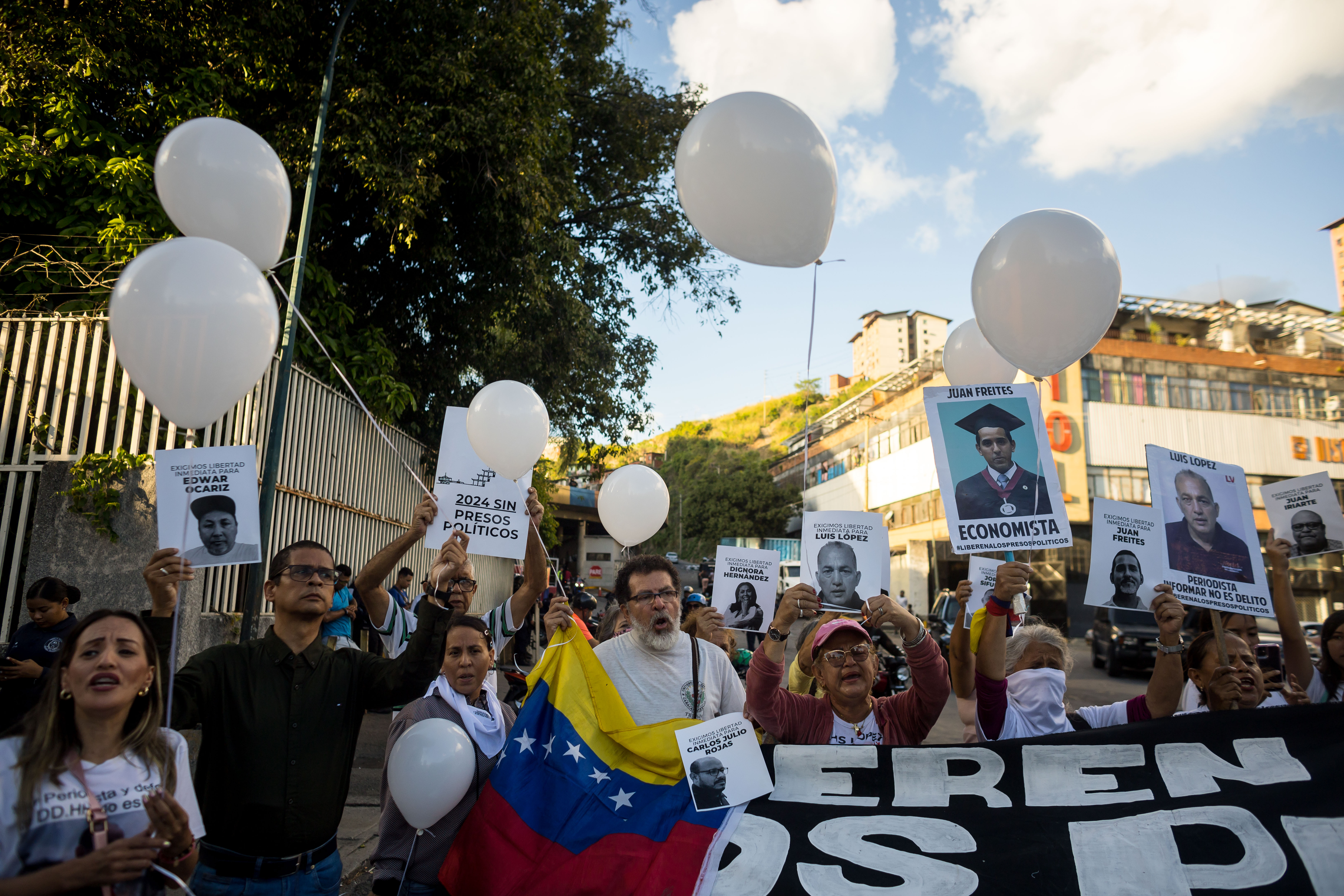 La oposición vuelve a las calles a días de la investidura en Venezuela