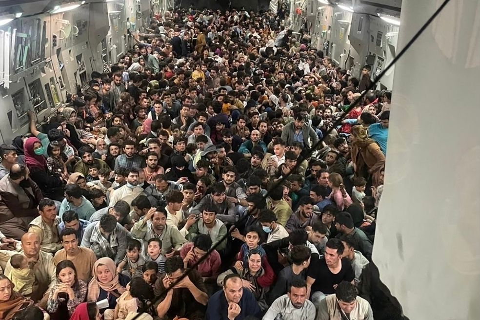 Foto de más de 600 afganos hacinados en un avión define el desespero en Kabul