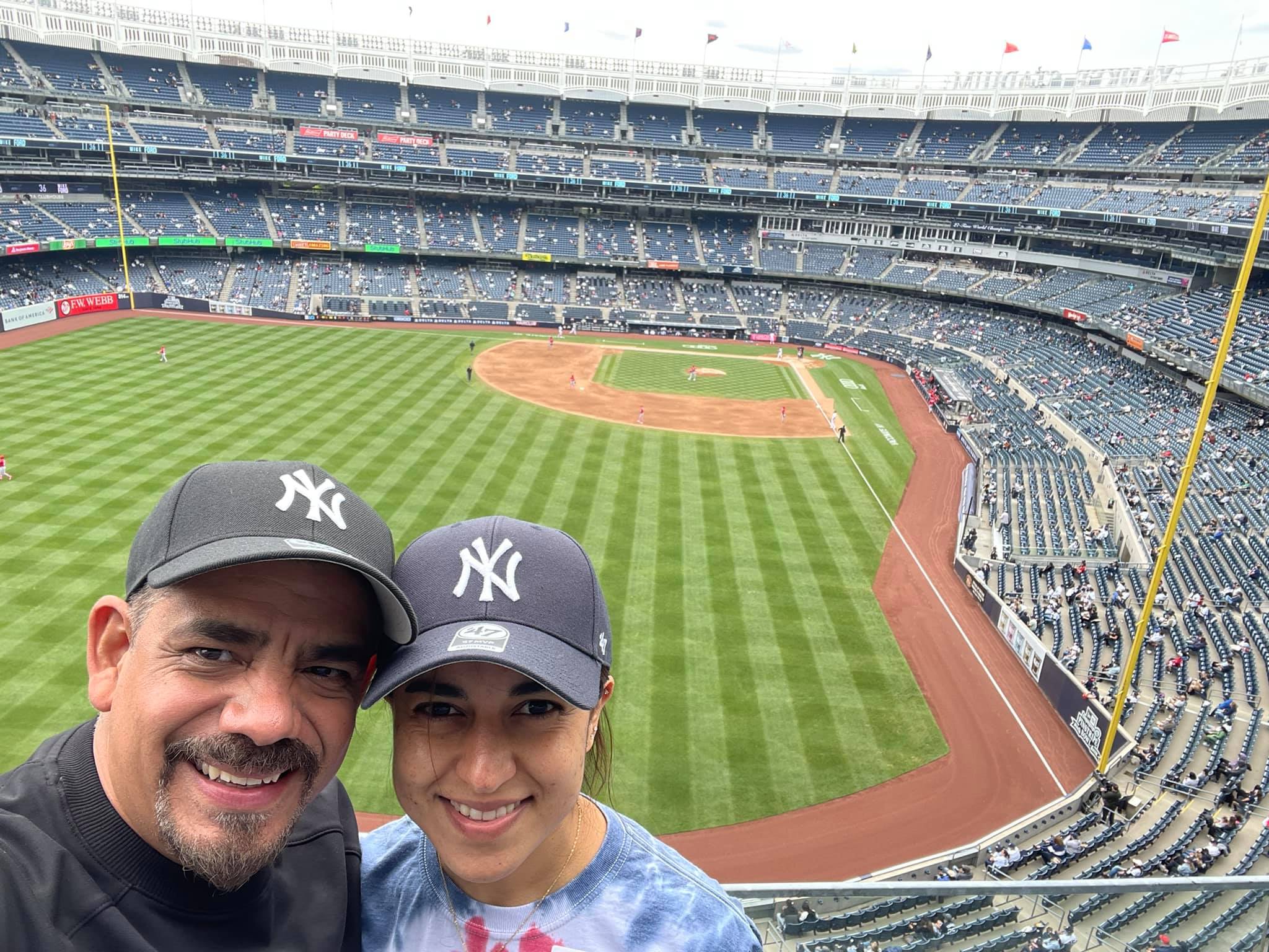 Maria Guerrero y su esposo se vacunaron como turistas en Nueva York. Lo hicieron en el estadio de los Yankees y les regalaron entradas para entrar al juego.