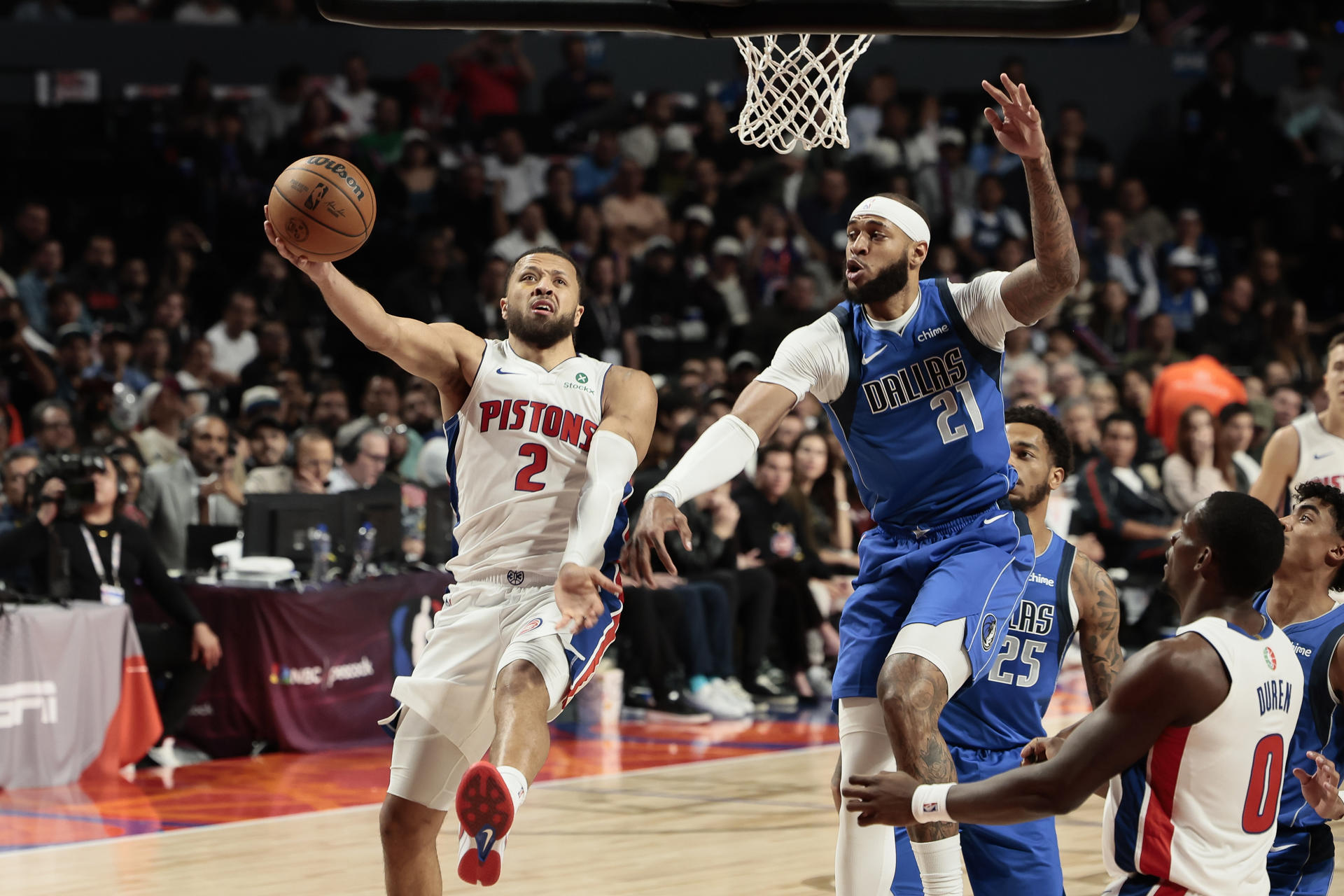 AME4658. CIUDAD DE MÉXICO (MÉXICO), 02/11/2025.- Daniel Gafford (d) de los Mavericks disputa el balón con Cade Cunningham de los Pistons este sábado, en un partido de la NBA entre Dallas Mavericks y Detroit Pistons en la Arena Ciudad de México (México) EFE/José Méndez