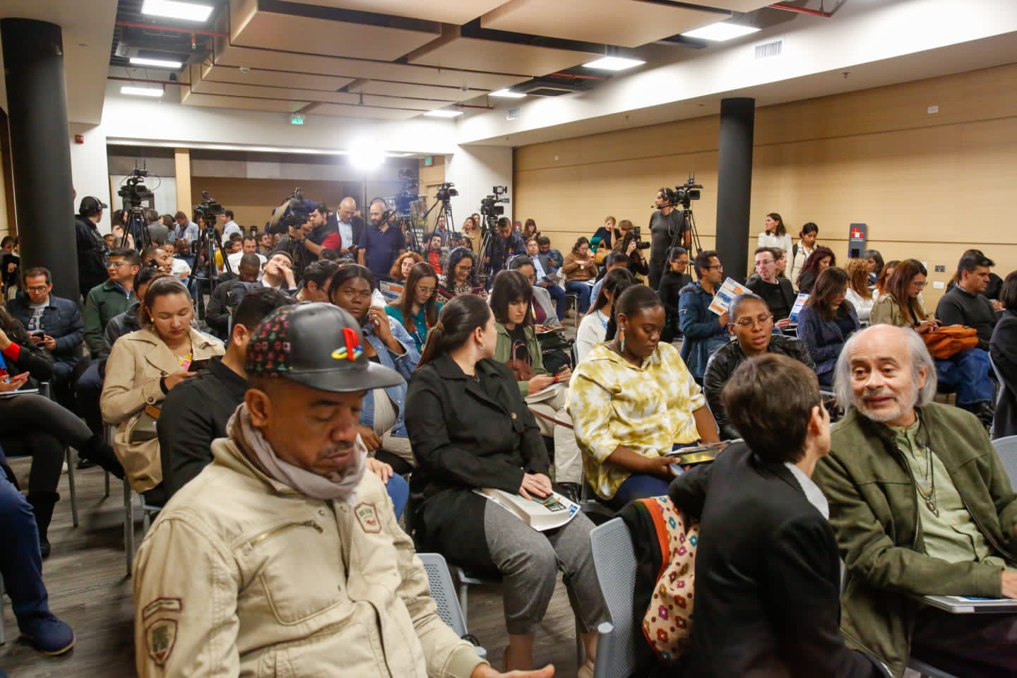 La presentación de la encuesta se llevó a cabo en la sede de la Unidad de Víctimas en Bogotá y contó con la participación de la líderes de organizaciones sociales, miembros de la comunidad internacional, centros de estudios y funcionarios del Estado.