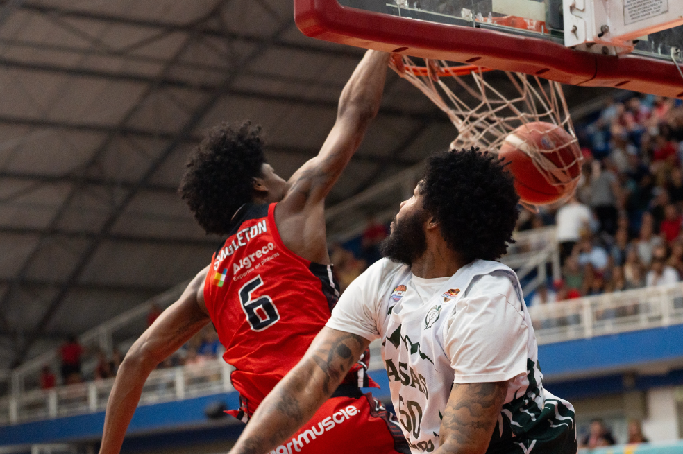 Toros pegó primero en la final de la liga de baloncesto: dramática victoria sobre Paisas