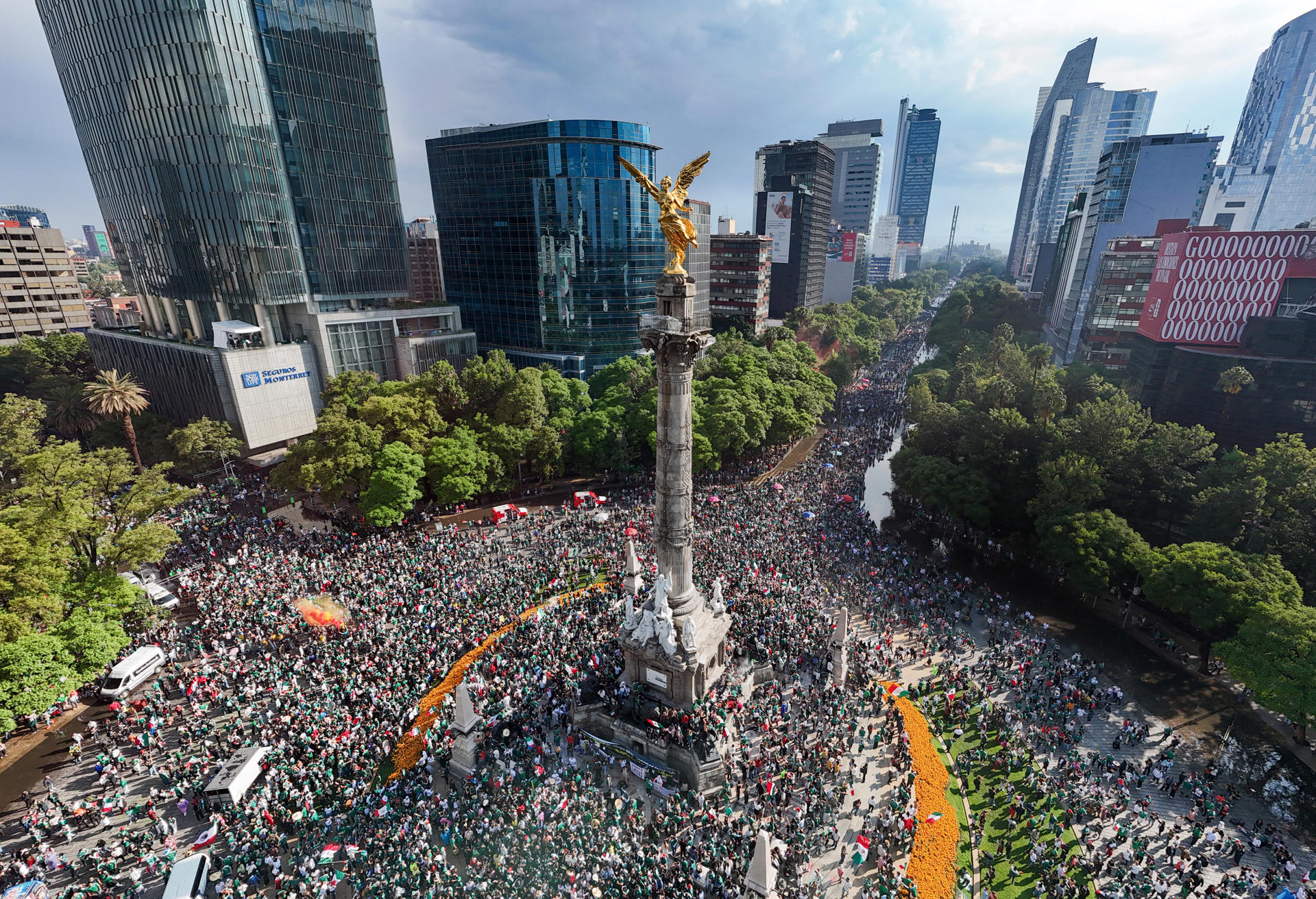 MEX5659. CIUDAD DE MÉXICO (MÉXICO), 11/06/2026.- Fotografía aérea que muestra aficionados de la selección de México celebrando el triunfo ante Sudáfrica en el juego inaugural de la Copa Mundial de la FIFA 2026 este jueves, en el monumento Ángel de la Independencia de Ciudad de México (México). EFE/Tomás Pérez