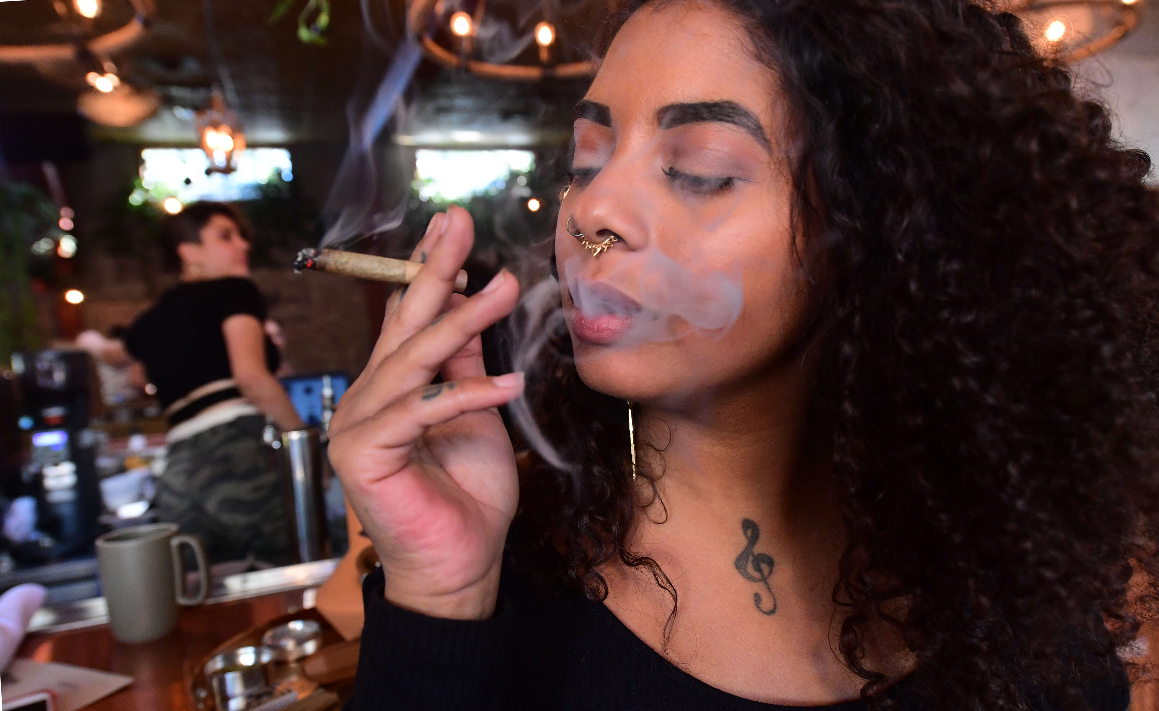 En tiempos de coronavirus recomiendan dejar de compartir cigarrillos de cannabis
