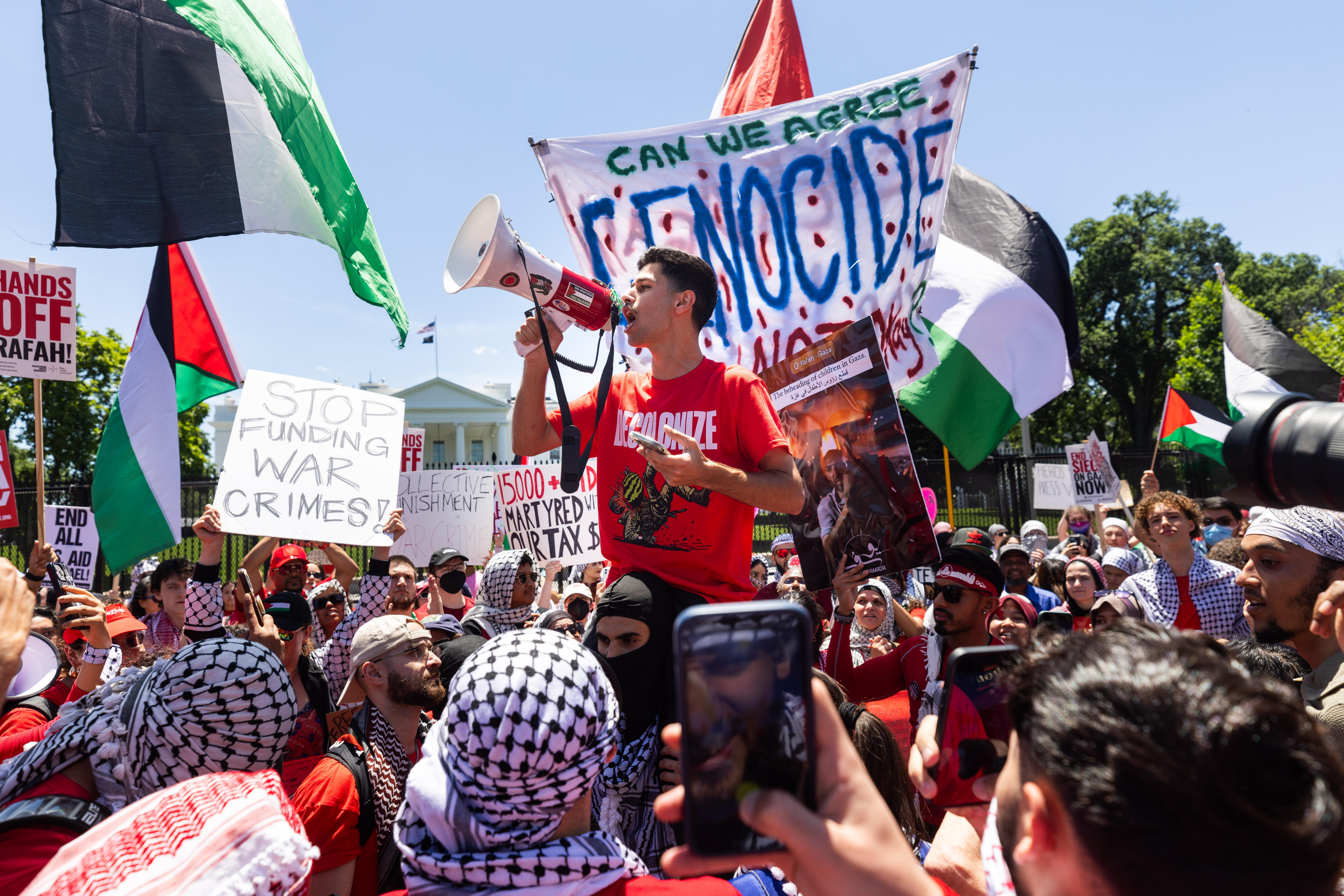 Washington (United States), 08/06/2024.- Supporters of Palestine gather outside the White House to protest Israel's ongoing incursion into Gaza, in Washington, DC, USA, 08 June 2024. More than 36,000 Palestinians and over 1,400 Israelis have been killed, according to the Palestinian Health Ministry and the Israel Defense Forces (IDF), since Hamas militants launched an attack against Israel from the Gaza Strip on 07 October 2023, and the Israeli operations in Gaza and the West Bank which followed it. (Protestas) EFE/EPA/JIM LO SCALZO