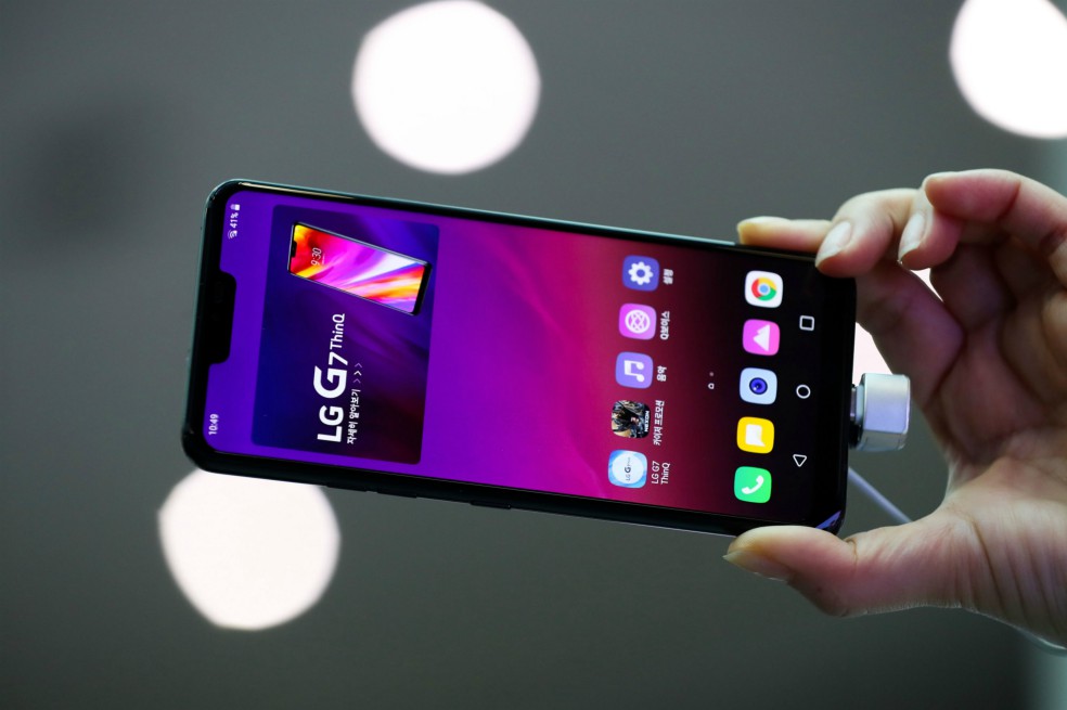 LG prepara un teléfono con pantalla desenrollable en ambos laterales