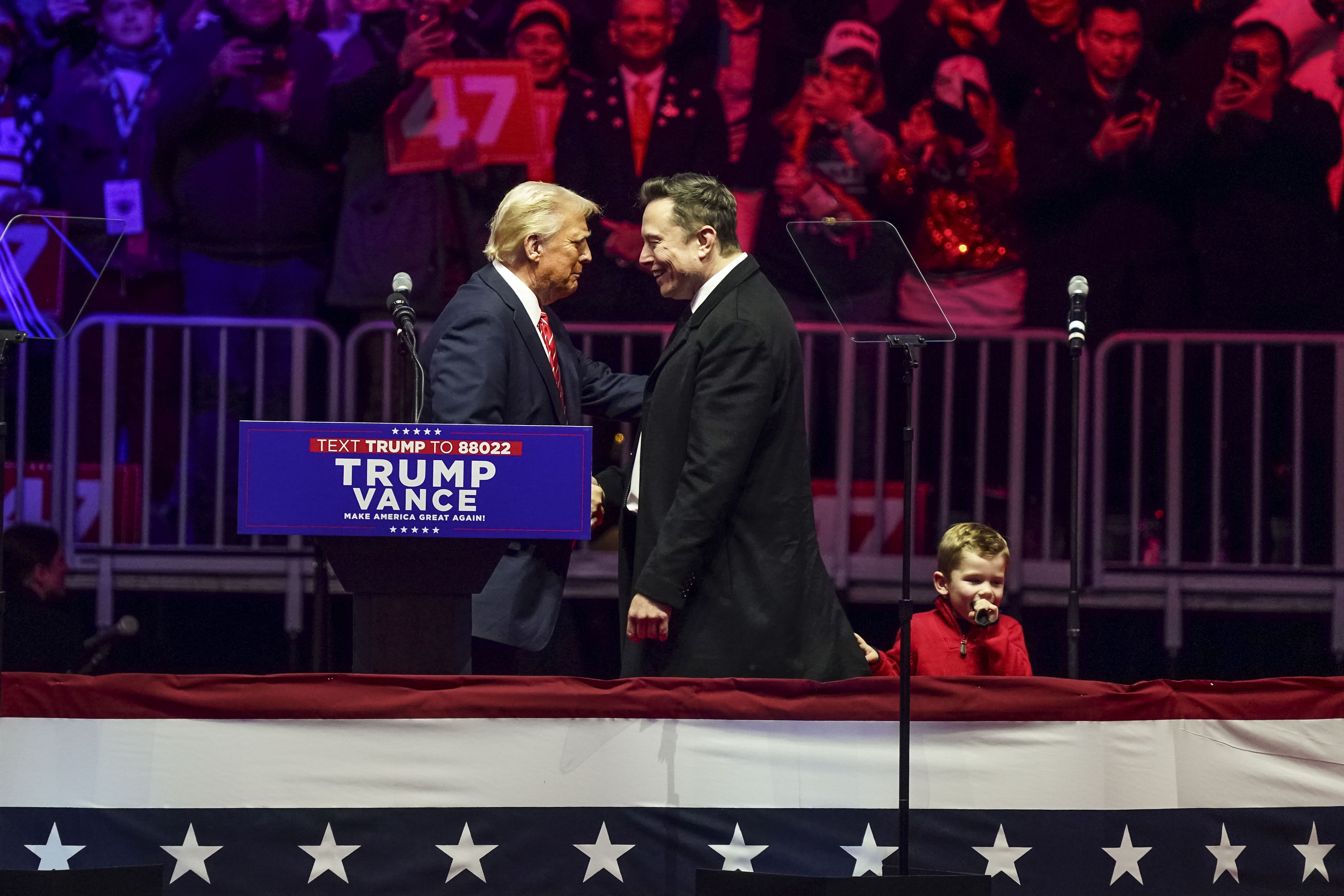 Washington (United States), 19/01/2025.- US President-elect Donald Trump (L) with businessman Elon Musk (C) and Musk's son, X, (R) on stage during a rally at Capital One Arena in Washington, DC, USA, 19 January 2025. President-elect Donald Trump, who defeated Joe Biden to become the 47th president of the United States, will be inaugurated on 20 January, though all of the planned outdoor ceremonies and events have been cancelled due to a forecast of extreme cold temperatures. (Estados Unidos) EFE/EPA/WILL OLIVER