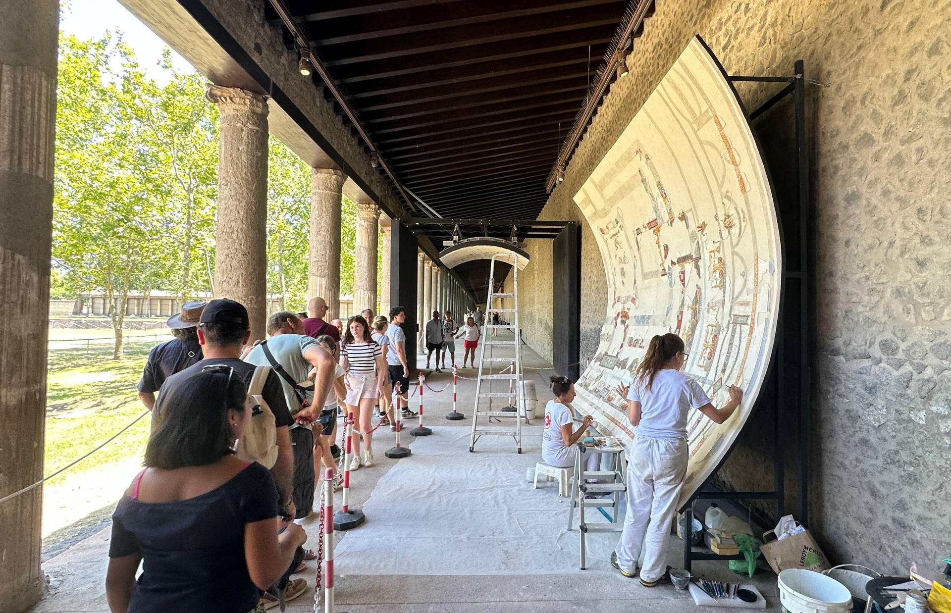 Pompeya restaura el techo de una sala de banquetes con la boda de Dioniso y Ariadna