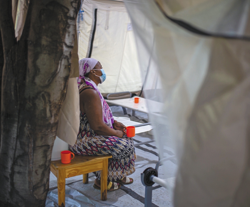 Haiti CTC Turgeau ñ
The mother of a patient waits inside of one of the two tents installed at the cholera treatment center (CTC) installed at the MSF Emergency Center in Turgeau.
