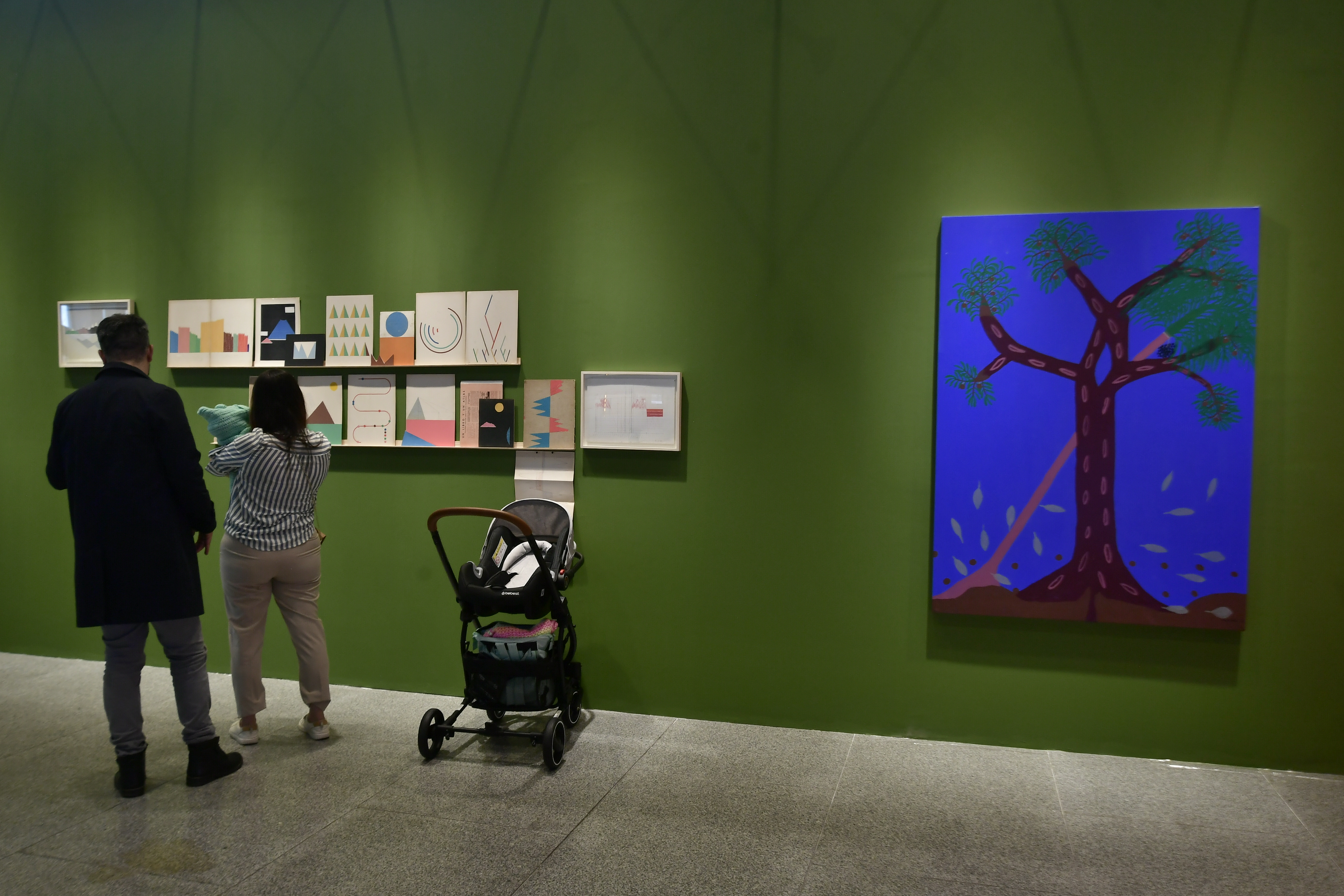 Exposición de obras de arte y asistentes a esta feria.