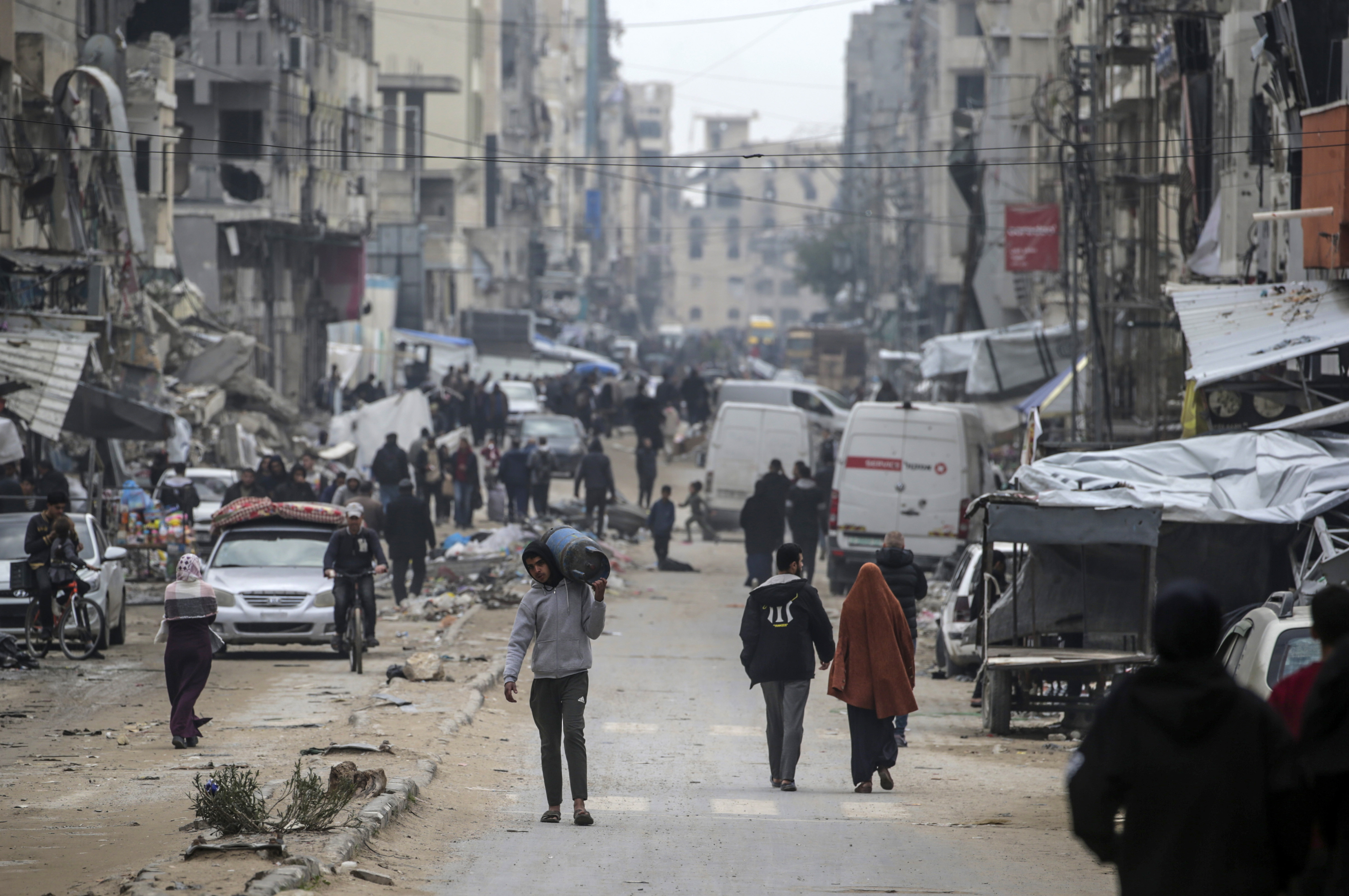 GAZA CITY (---), 07/02/2025.- Palestinians walk in Al Nasr street amid a ceasefire between Israel and Hamas, in Gaza City, Gaza Strip, 07 February 2025. Israel and Hamas implemented the first phase of a hostage release and ceasefire deal on 19 January 2025. More than 46,000 Palestinians have been killed in the Gaza Strip, according to the Palestinian Ministry of Health, since Israel launched a military campaign in the strip in response to a cross-border attack led by the Palestinian militant group Hamas on 07 October 2023, in which about 1,200 Israelis were killed and more than 250 taken hostage. EFE/EPA/MOHAMMED SABER