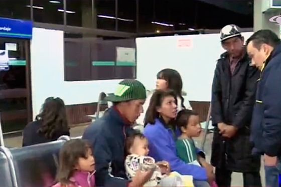 Desplazados llevan cinco días durmiendo en terminal de transportes en Bogotá