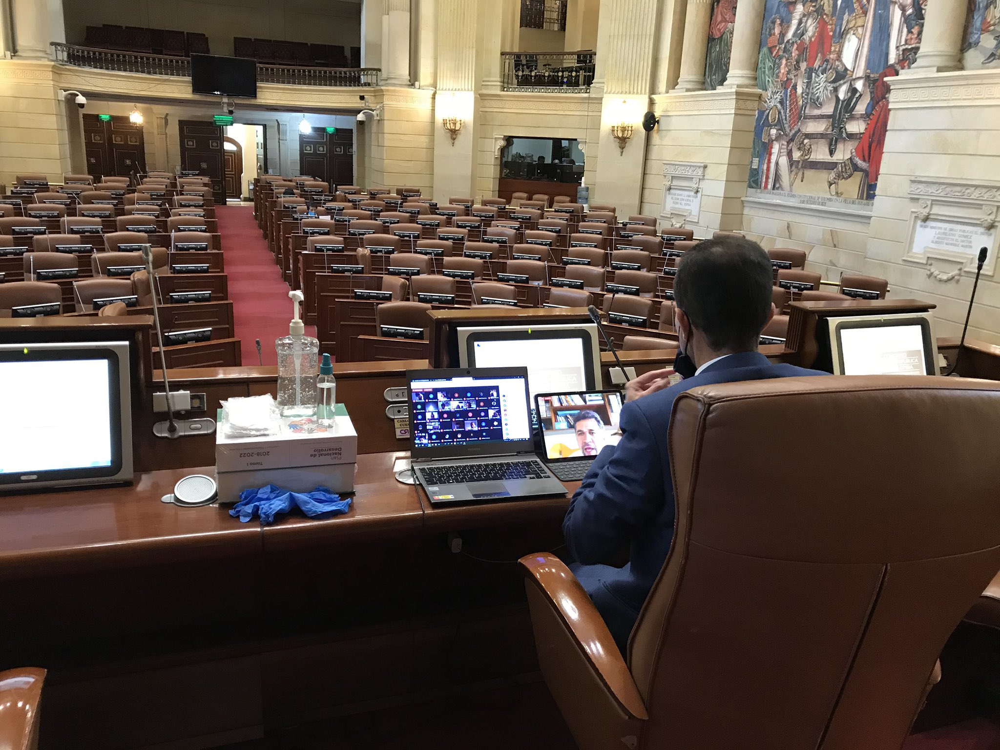 Con tapabocas y en soledad, presidente de la Cámara sesiona desde el Capitolio