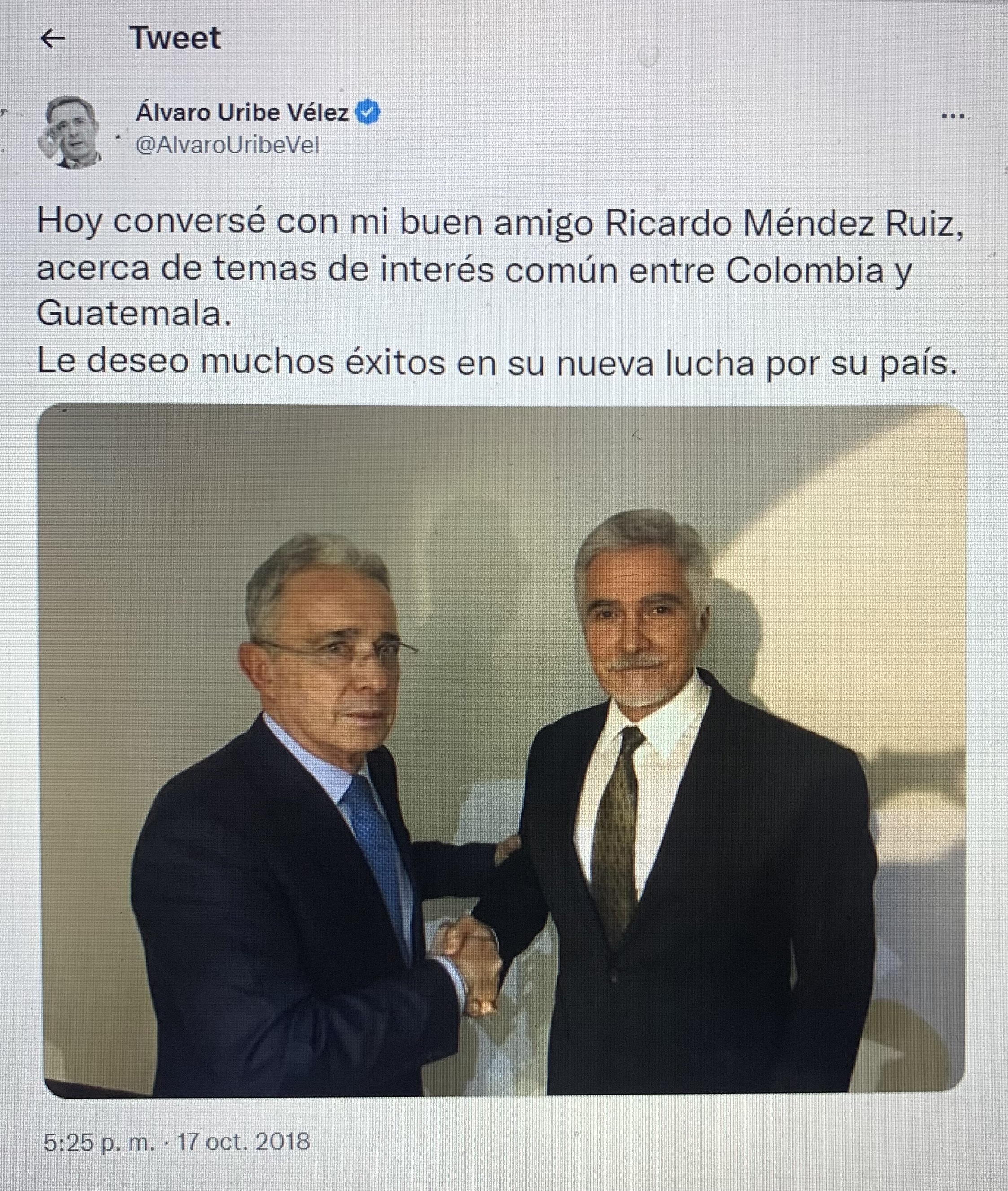 El expresidente colombiano Álvaro Uribe y el empresario guatemalteco Ricardo Méndez Ruiz, en imagen difundida por la cuenta de Twitter del jefe del Centro Democrático el 17 de octubre de 2018. "Hoy conversé con mi buen amigo Ricardo Méndez Ruiz acerca de temas de interés común entre Colombia y Guatemala", señaló en el trino.