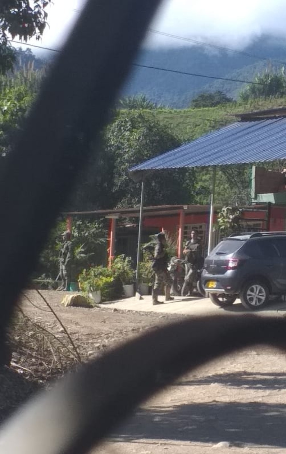 En el último intento por dominar las tierras del Micay, el sábado 11 de abril, hombres con armas largas, quienes se presentaron como miembros de la compañía “Carlos Patiño”, disidentes del proceso de paz, incursionaron al corregimiento de Santa Clara, en una finca en donde los excombatientes de las Farc desarrollan proyectos productivos. A las 4:15 p.m., los hombres uniformados dañaron puertas, ventanas y los insumos para los proyectos de reincorporación económica. Mientras tanto, otros robaron enceres y semovientes y preguntaron y ofrecieron dinero por los excombatientes conocidos como “Wilson” y “Caliche”.