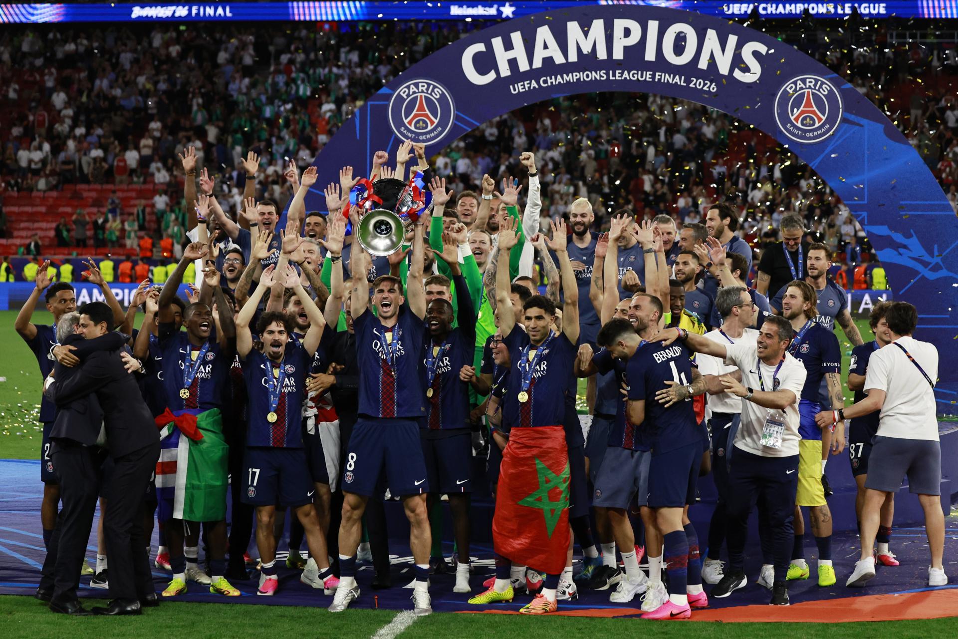 Budapest (Hungary), 30/05/2026.- Fabian Ruiz of PSG (C) and his teammates celebrate with the trophy after winning the UEFA Champions League final between Paris Saint-Germain and Arsenal in Budapest, Hungary, 30 May 2026. (Liga de Campeones, Hungría) EFE/EPA/ANNA SZILAGYI