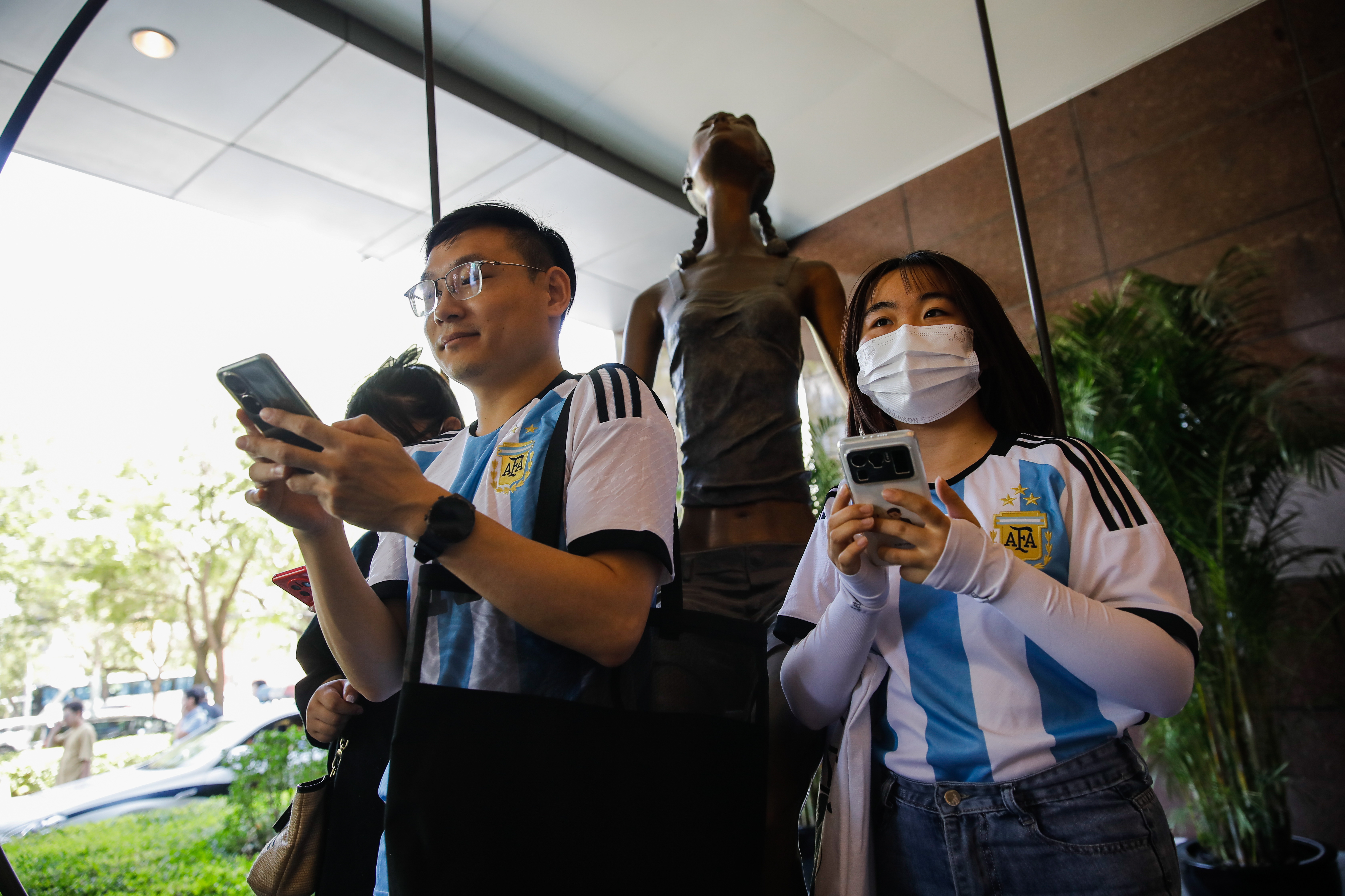 Beijing (China), 10/06/2023.- Fans wait for the arrival of Lionel Messi at a hotel in Beijing, China, 10 June 2023. The Argentine soccer team, current World Cup champions, will play a friendly match against Australia in Bejing on 15 June 2023. (Futbol, Amistoso, Mundial de Fútbol) EFE/EPA/WU HAO