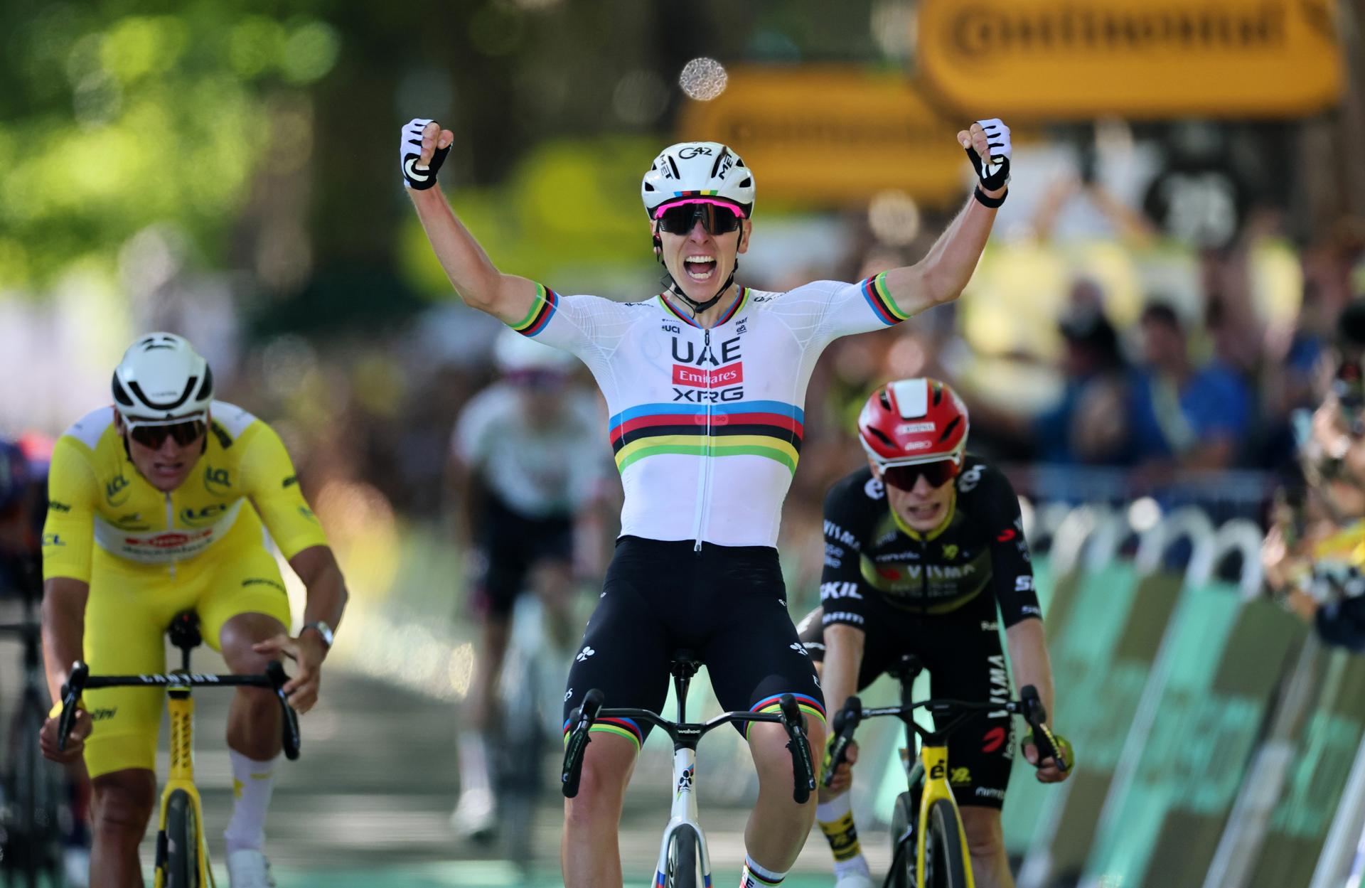 FOTODELDÍA Rouen (Francia), 08/07/2025.- El ciclista esloveno Tadej Pogacar, del UAE Team Emirates, celebra su victoria en la cuarta etapa del Tour de Francia, con un recorrido de 174,2 km entre Amiens y Rouen, Francia, este martes.-EFE/ Christophe Petit Tesson
