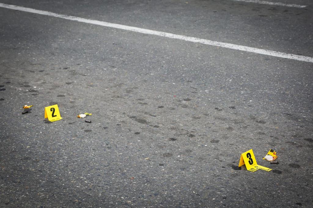 Piden investigar muerte de adolescente en balacera en la que hubo policías, en Medellín