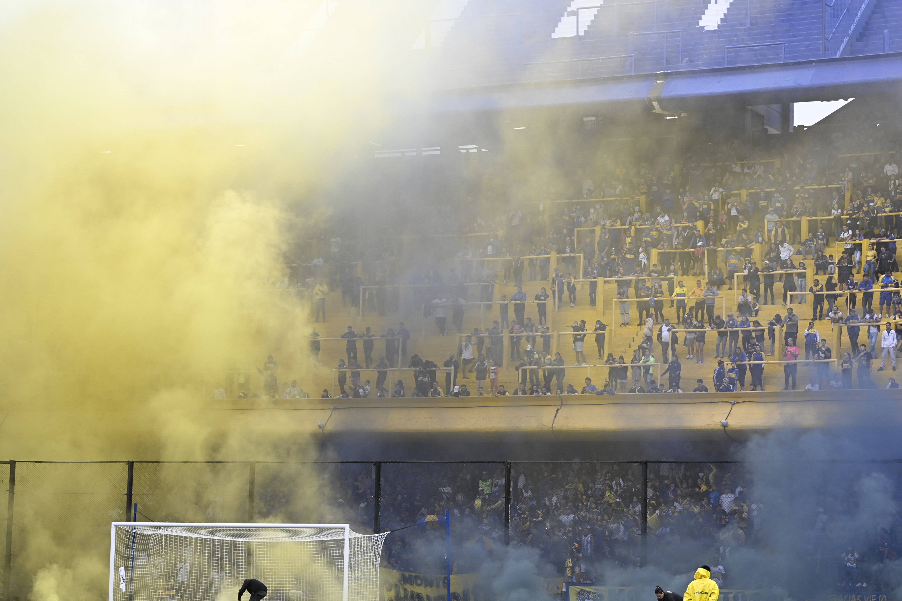 -FOTODELDÍA- AME8279. BUENOS AIRES (ARGENTINA), 02/04/2023.- Aficionados de Boca animan durante un partido de la Liga femenina argentina entre Boca Juniors y River Plate, hoy, en el estadio La Bombonera, en Buenos Aires (Argentina). EFE/ Diego Halaisz