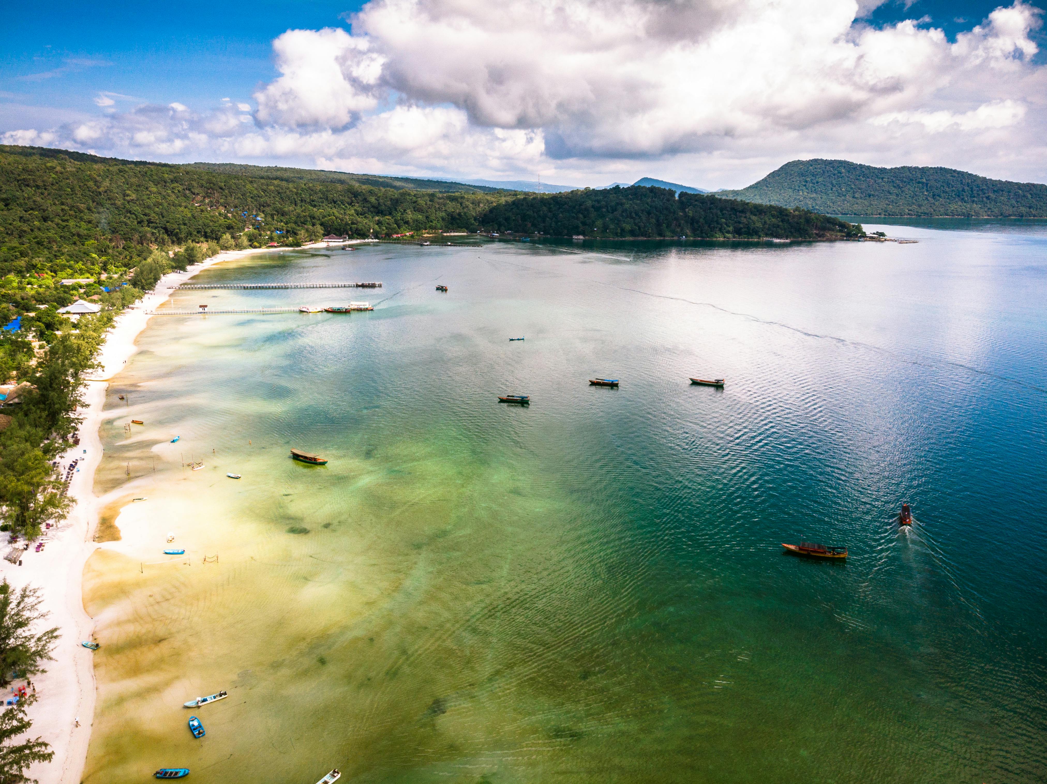 Ubicada frente a la costa de Camboya, Koh Rong Beach destaca por sus extensas franjas de arena blanca, aguas turquesas poco profundas y un entorno de desarrollo limitado que preserva su esencia natural. Su costa se extiende por kilómetros, combinando sectores amplios y despejados con áreas rodeadas de vegetación tropical. La tranquilidad, la claridad del agua y la ausencia de grandes multitudes convierten a Koh Rong en un destino ideal para quienes buscan descanso y una experiencia auténtica junto al mar.
