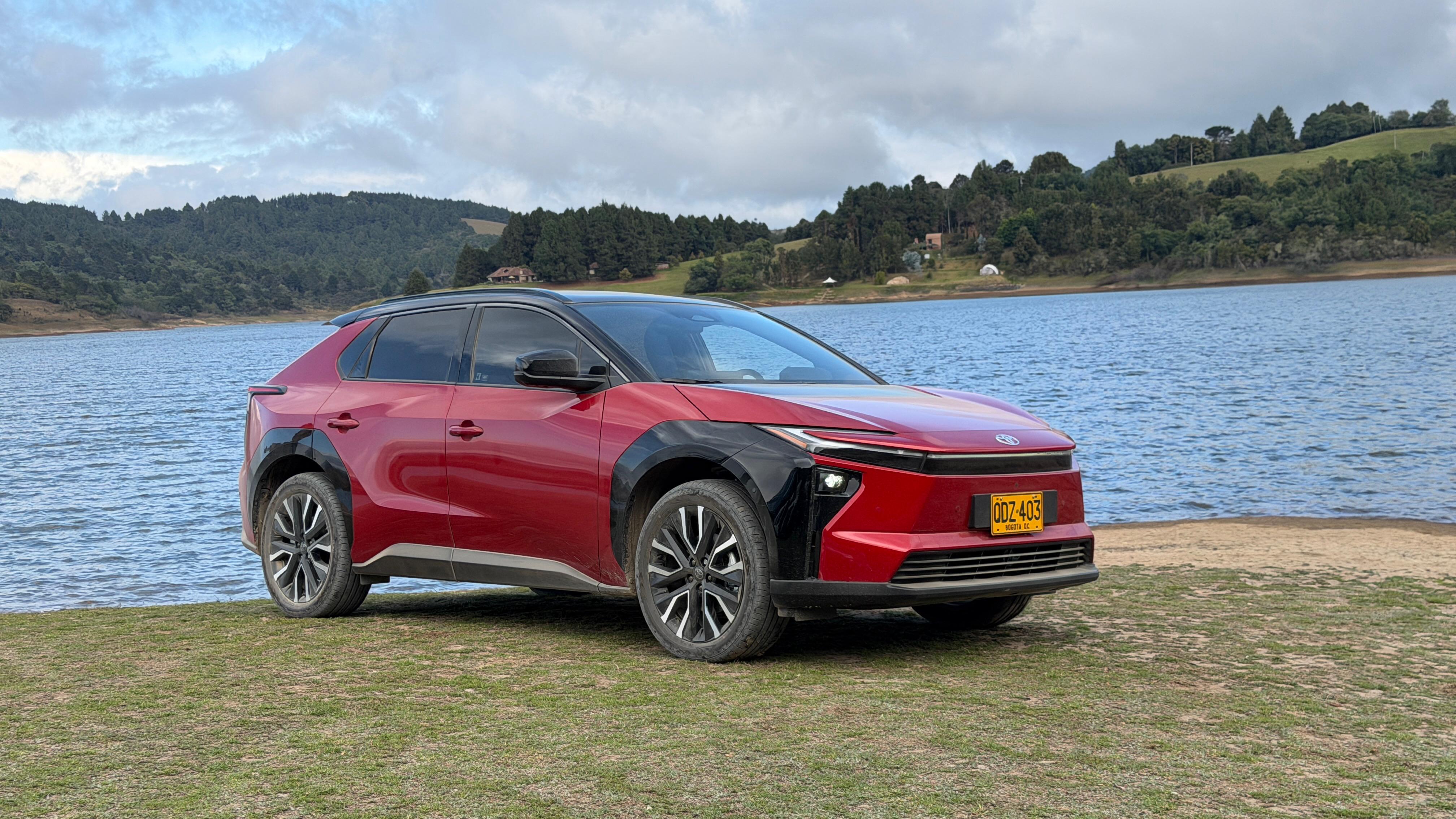 Toyota presenta la bZ4X y anuncia que introducirá nuevos electrificados