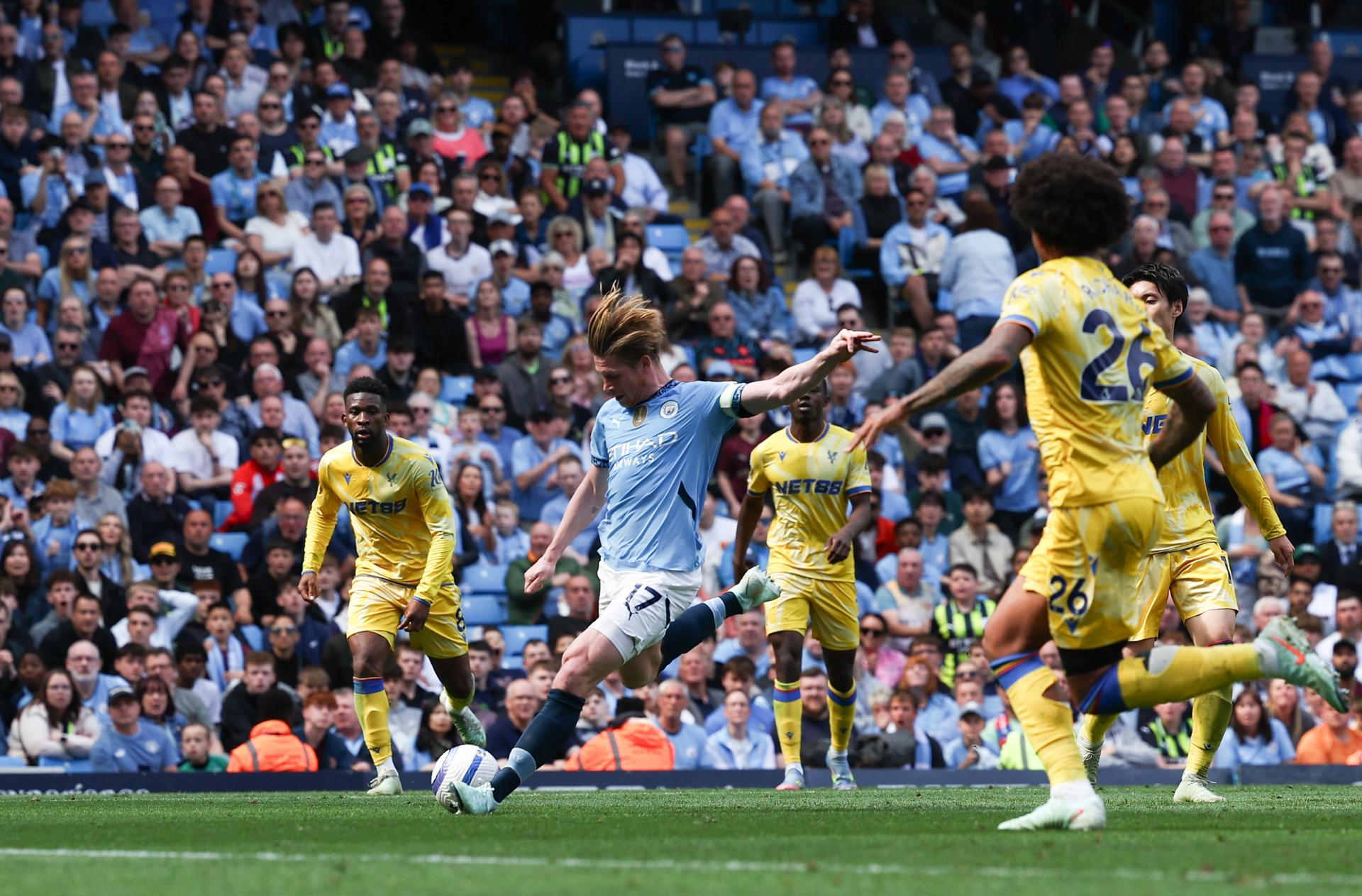 MANCHESTER (United Kingdom), 12/04/2025.- Kevin De Bruyne of Manchester City in action during the English Premier League soccer match between Manchester City and Crystal Palace, in Manchester, Britain, 12 April 2025. (Reino Unido) EFE/EPA/ADAM VAUGHAN EDITORIAL USE ONLY. No use with unauthorized audio, video, data, fixture lists, club/league logos, 'live' services or NFTs. Online in-match use limited to 120 images, no video emulation. No use in betting, games or single club/league/player publications.
