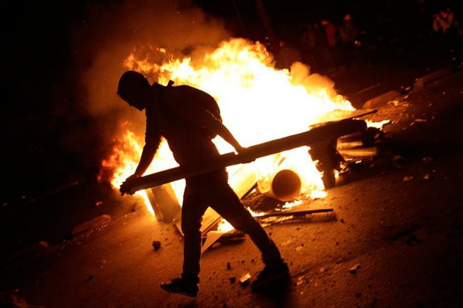 Heridos, saqueos e incendios tras protestas estudiantiles en Chile