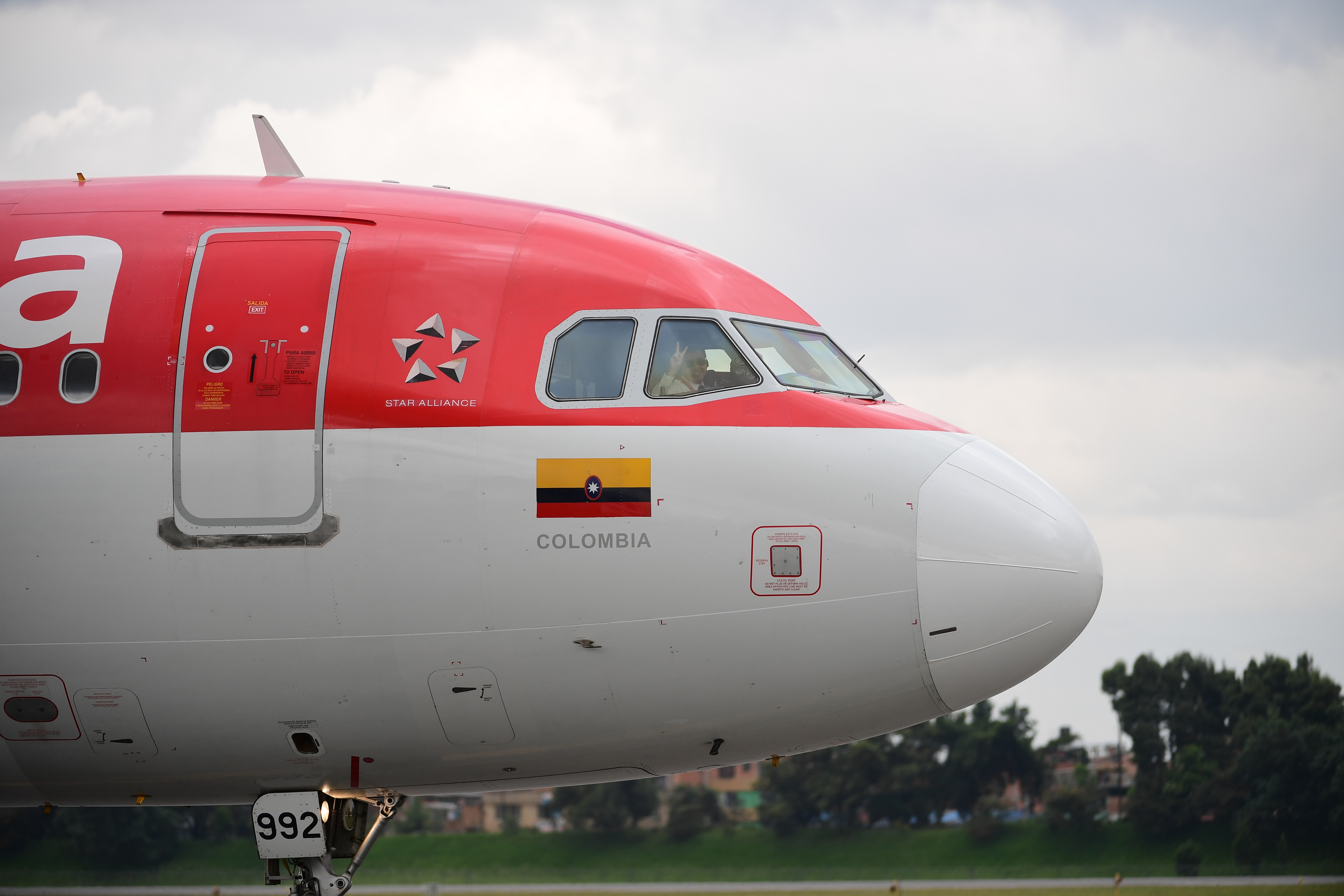 Emergencia en aeropuerto de Pereira: evacuaron a pasajeros de avión por toboganes