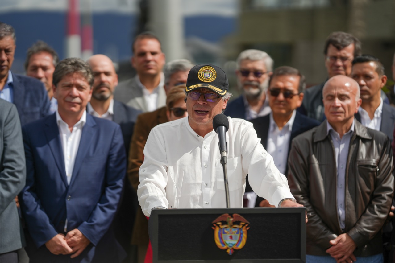 Gustavo Petro acompañado del presidente de la ANDI, Bruce Mac Master (a la izquierda) y del presidente de la CUT, Francisco Maltés (a la derecha).
