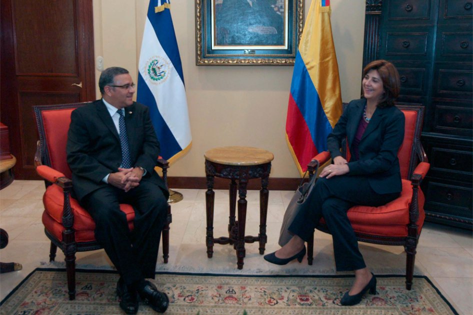 El Salvador respalda conversaciones de paz entre gobierno y guerrilla de Colombia