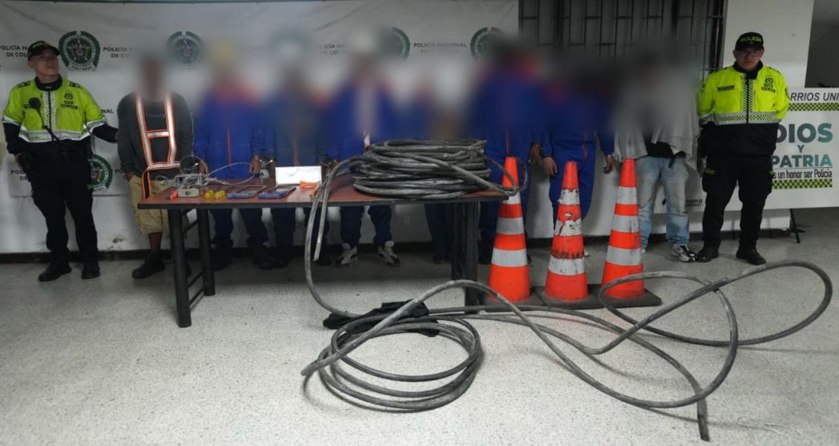 Durante el procedimiento se pudo establecer que estas personas no eran funcionarios de esta empresa y que el material que era transportado en este vehículo habría sido hurtado.