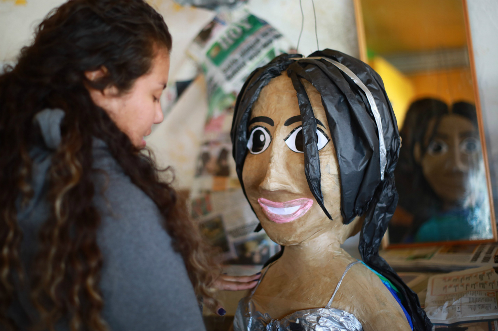 Una fabricante de piñatas, realiza una figura con la apariencia de la actriz mexicana Yalitzia Aparicio este jueves, en Ciudad Juárez, en el estado de Chihuahua (México).  / EFE