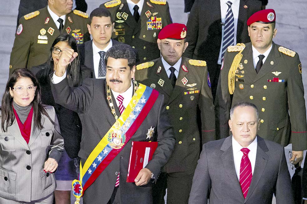 El presidente de Venezuela, Nicolás Maduro, rodeado de sus funcionarios de confianza al pedir poderes especiales a la Asamblea Nacional para luchar contra el “imperialismo”.   /EFE