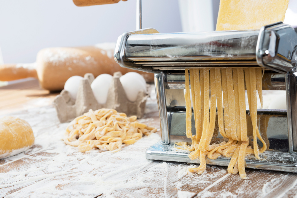 Aprende a hacer tu propia pasta en casa. Sorprenderás a todos en casa.